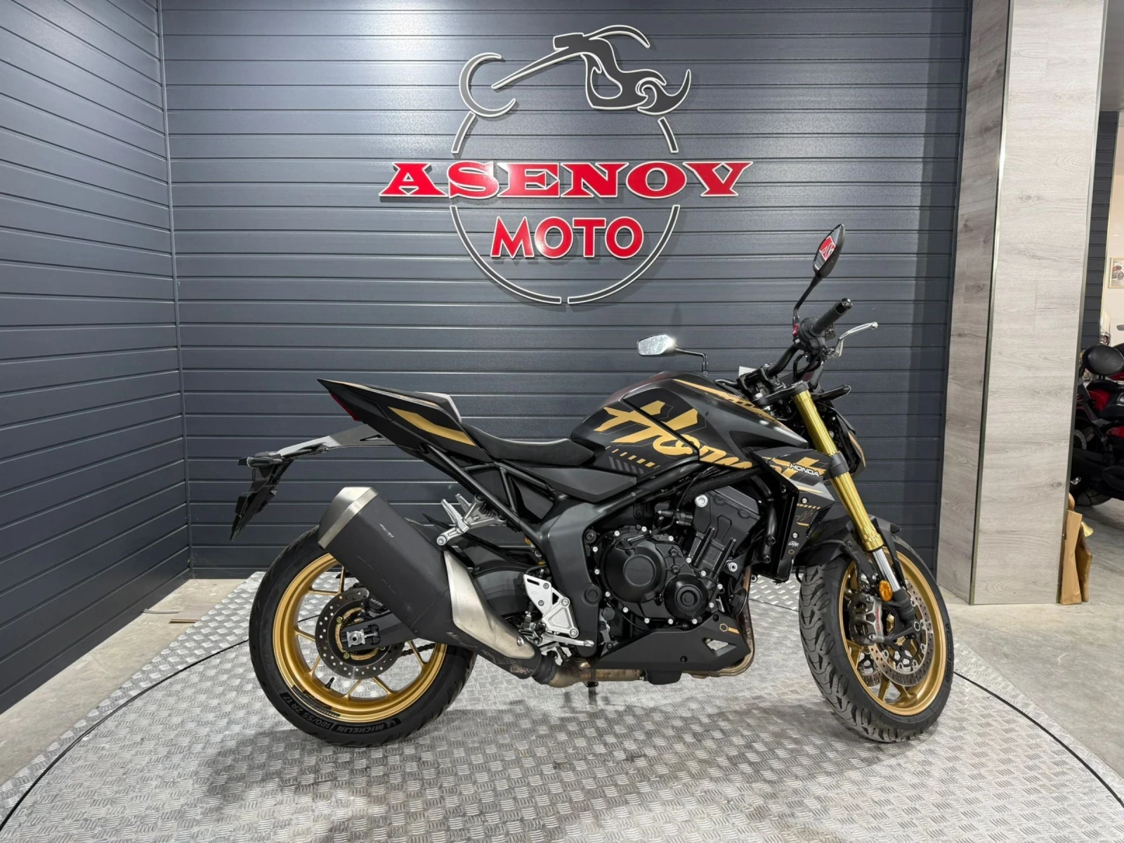 Honda Hornet GOLD AND BLACK