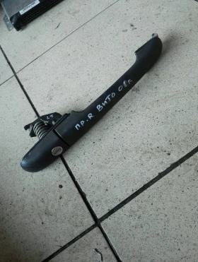 Дръжка врата предна дясна външна Мерцедес Вито 00г.