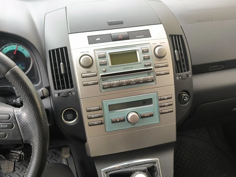 Toyota Corolla verso 2.2 DCAT, снимка 11 - Автомобили и джипове - 53233086