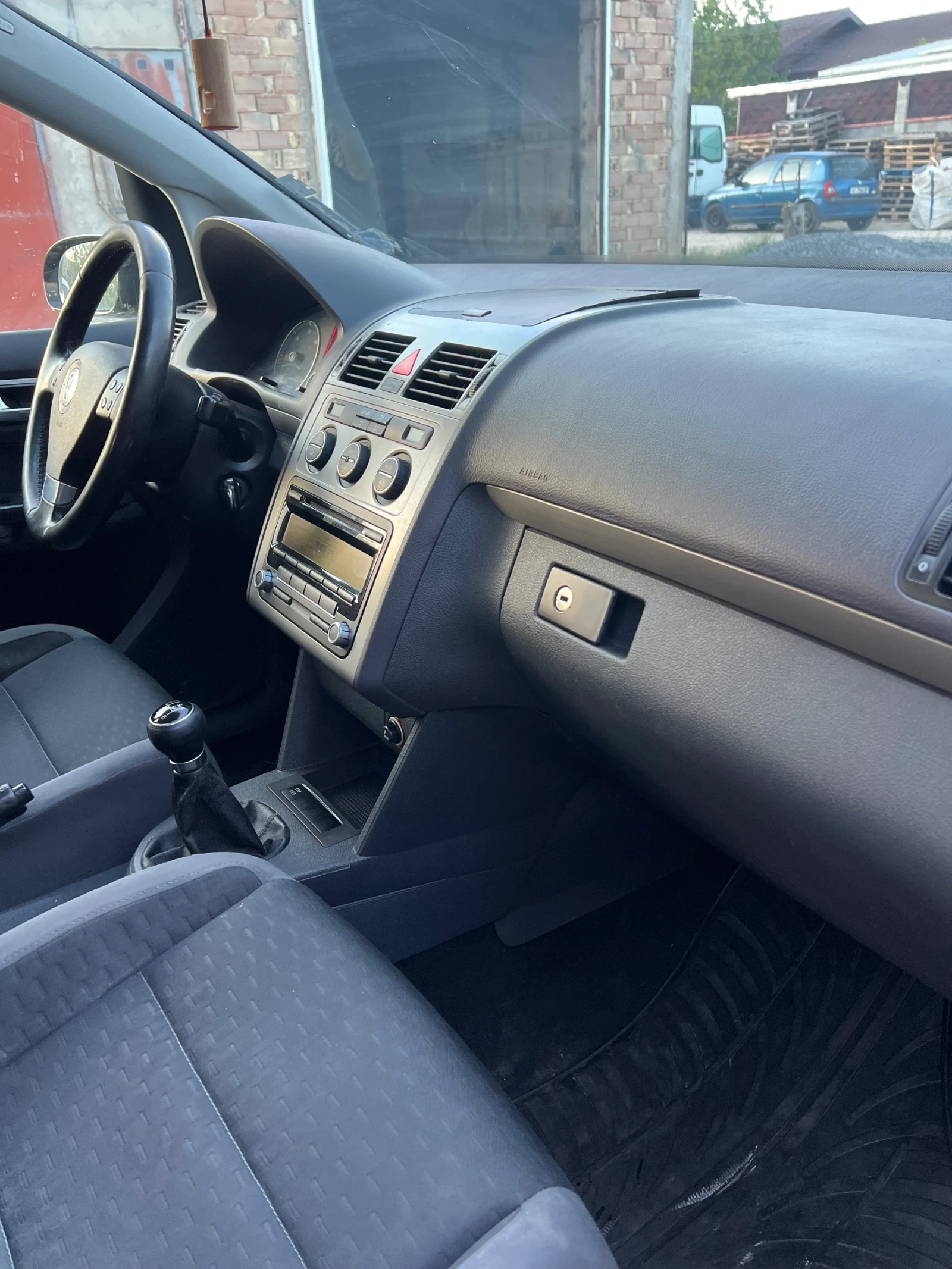 VW Touran 2.0TDI - изображение 8
