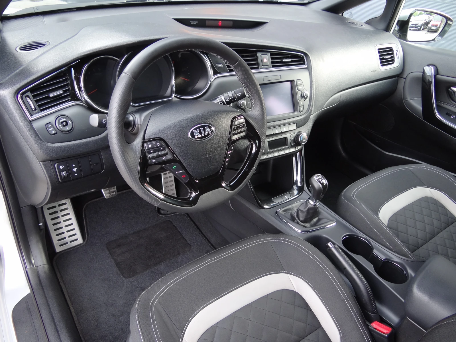 Kia Ceed 1.6crdi-GT Line /NAVI/LED/CAMERA/KEYLESS/Euro-6B/ - изображение 8