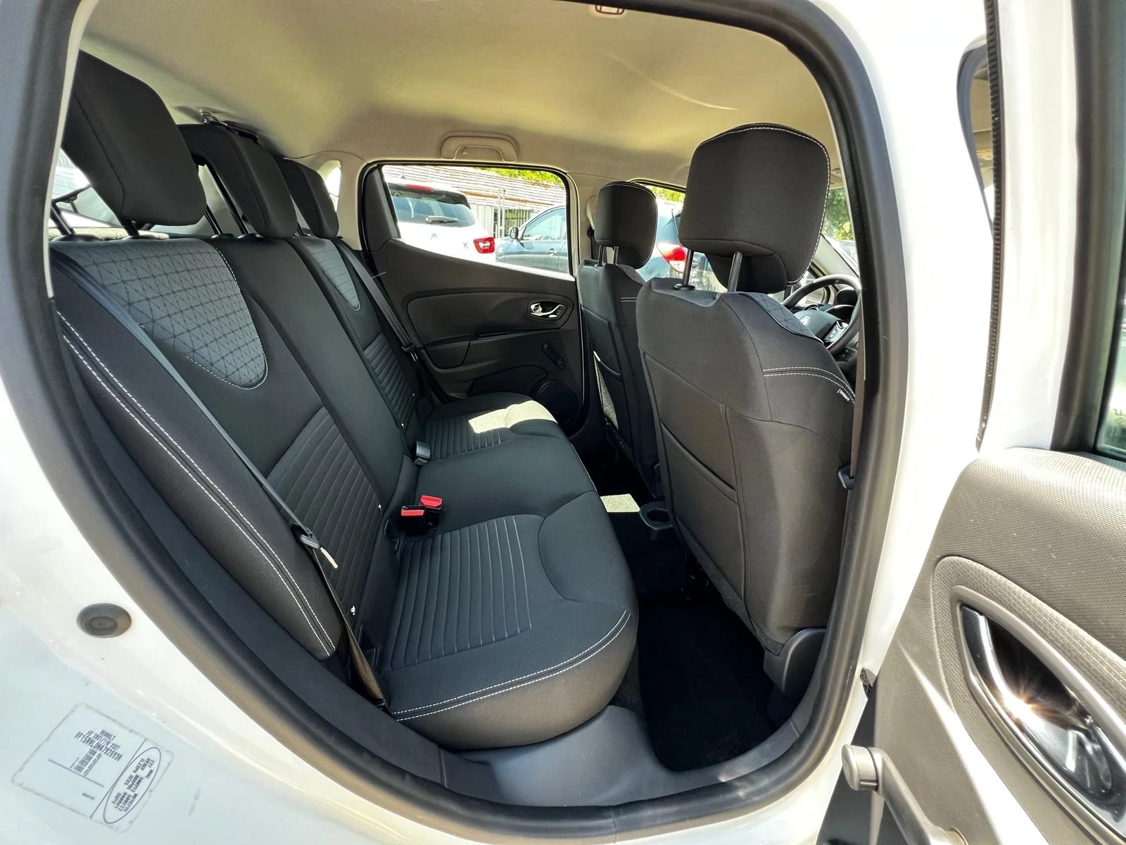 Renault Clio 1.5dci* Keyless* NAVI* СЕРВИЗНА КНИЖКА - изображение 9
