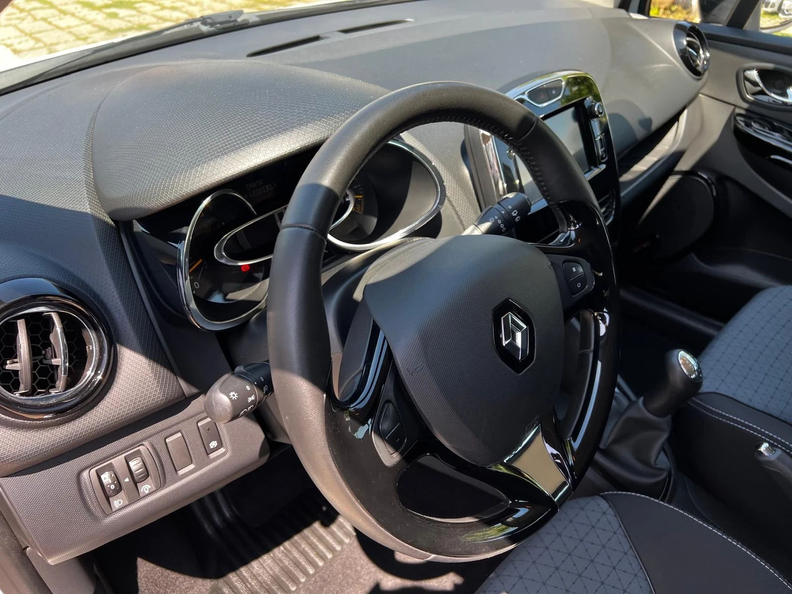 Renault Clio 1.5dci* Keyless* NAVI* СЕРВИЗНА КНИЖКА - изображение 10