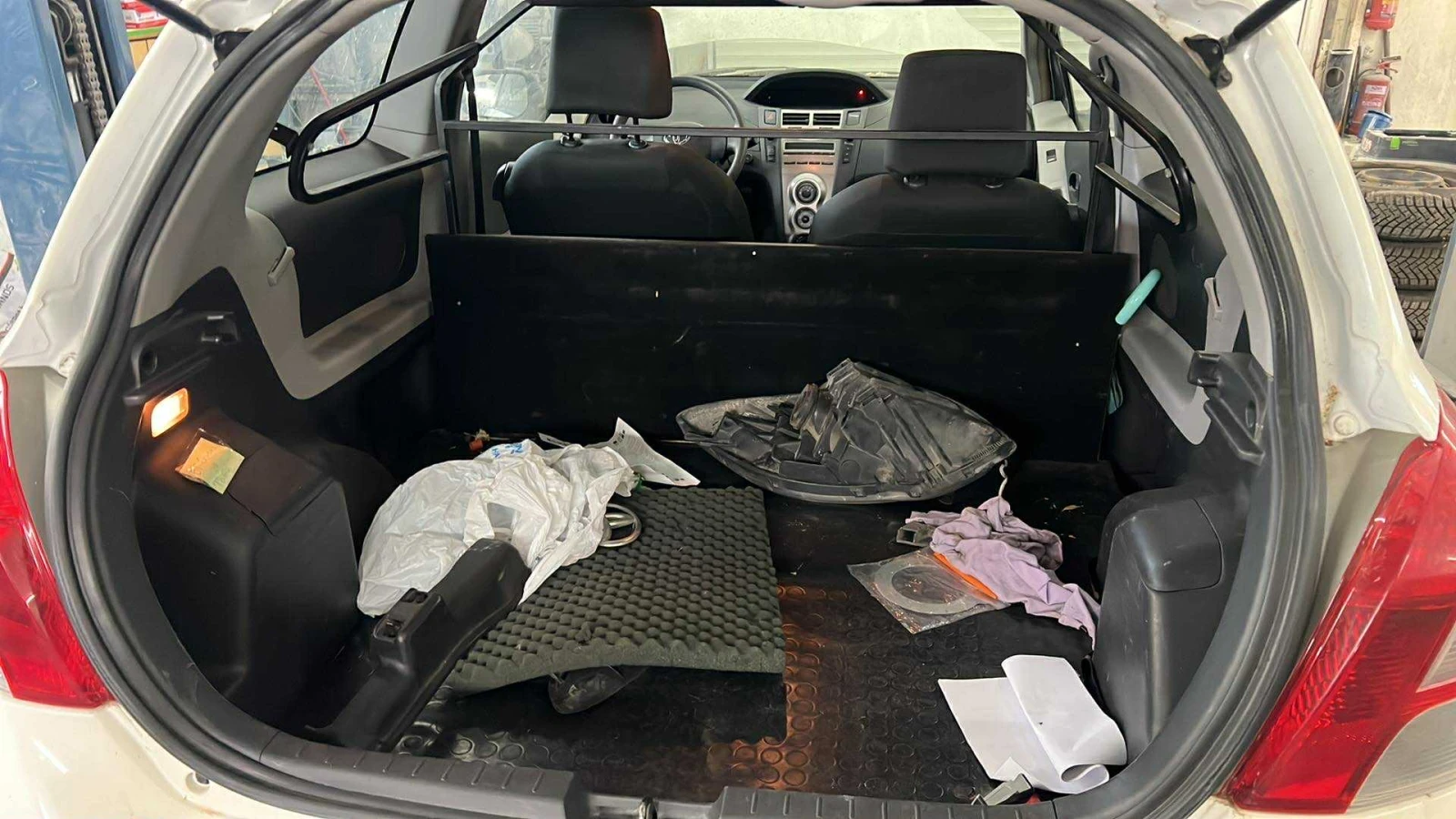 Toyota Yaris 1.0i - изображение 7