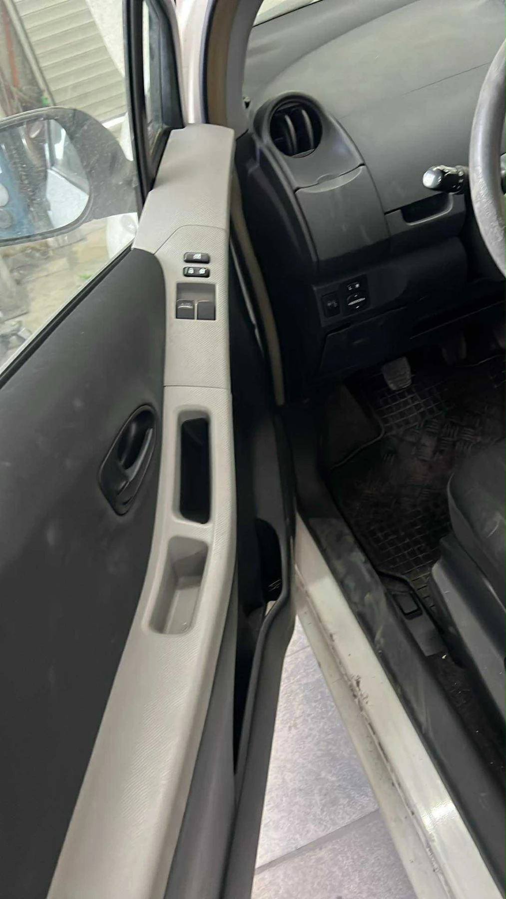 Toyota Yaris 1.0i - изображение 4