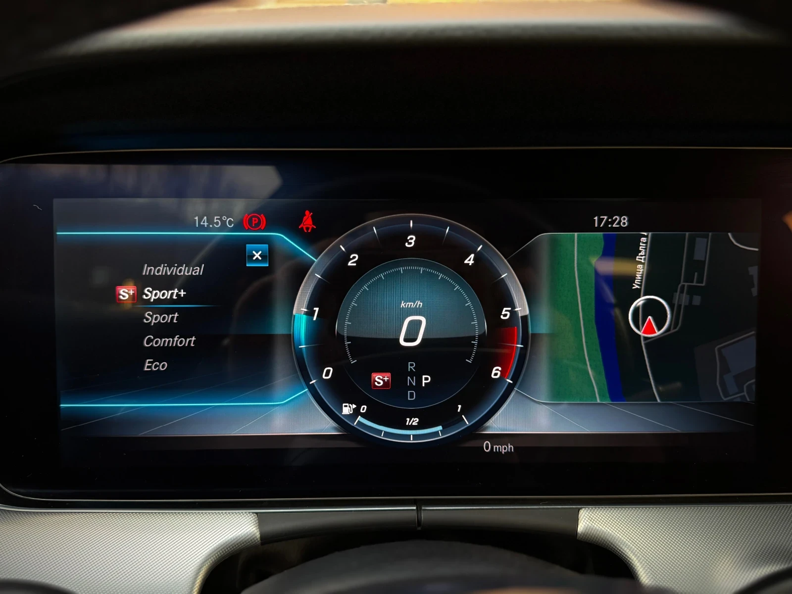 Mercedes-Benz E 220 * 4Matic* AMG* LED* DIGITAL* HEADUP* , снимка 13 - Автомобили и джипове - 53727943