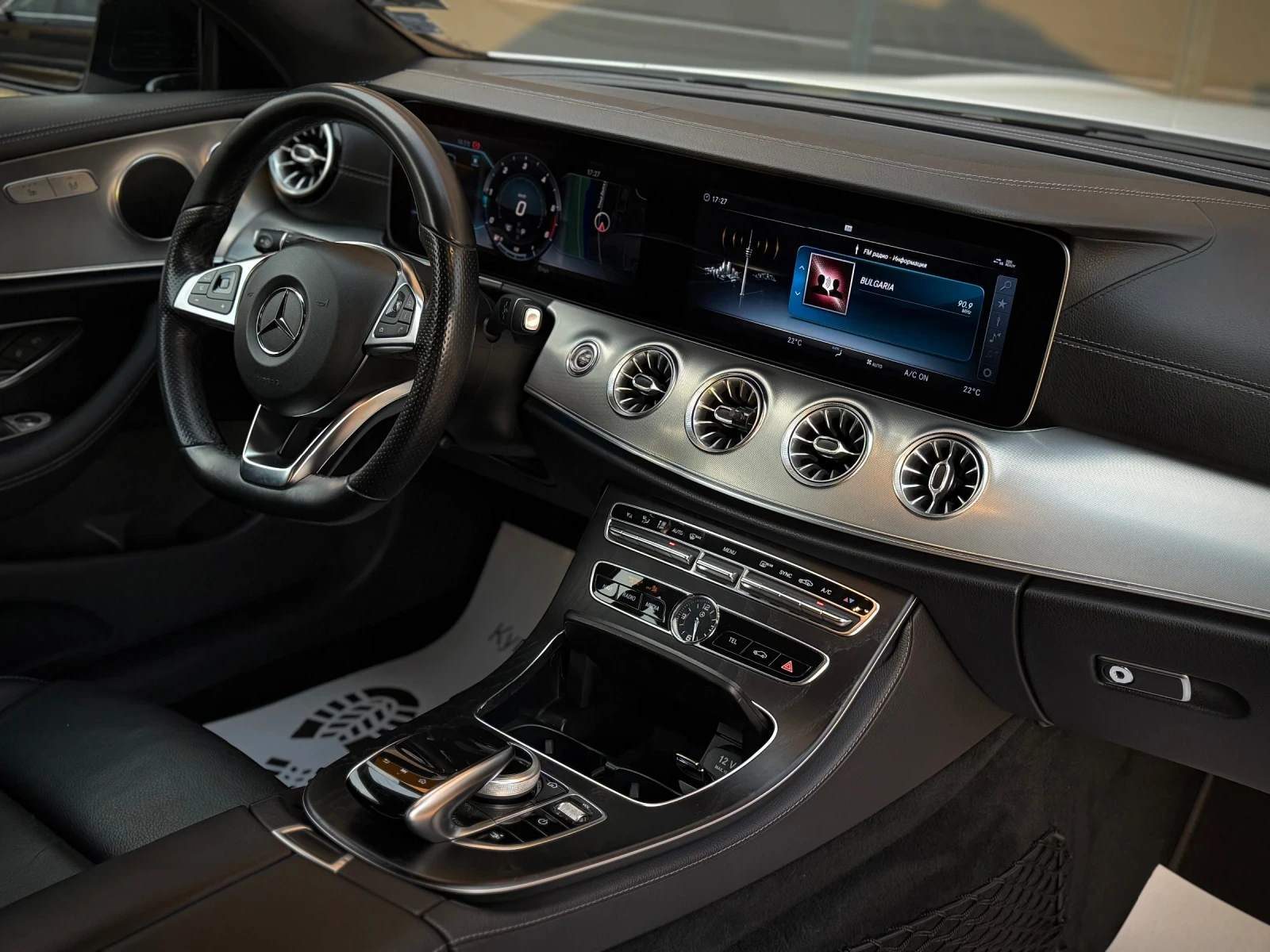 Mercedes-Benz E 220 * 4Matic* AMG* LED* DIGITAL* HEADUP* , снимка 12 - Автомобили и джипове - 53727943