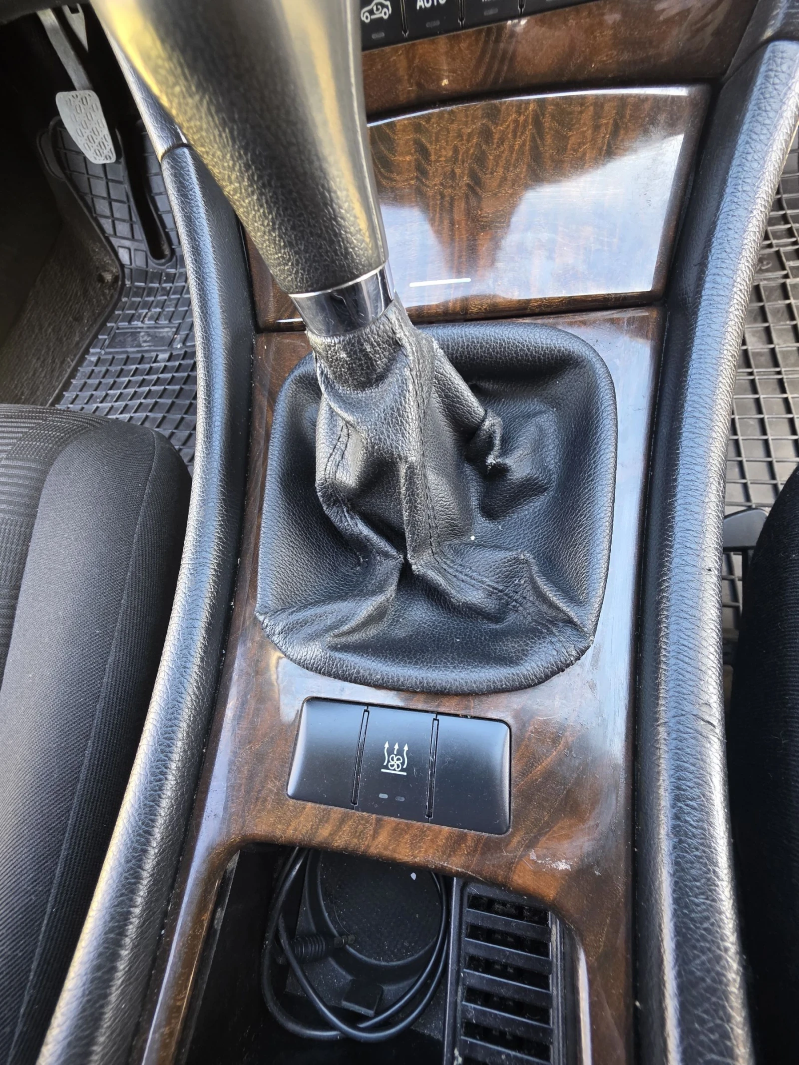 Mercedes-Benz C 220 2.2 Facelift, снимка 9 - Автомобили и джипове - 53798387