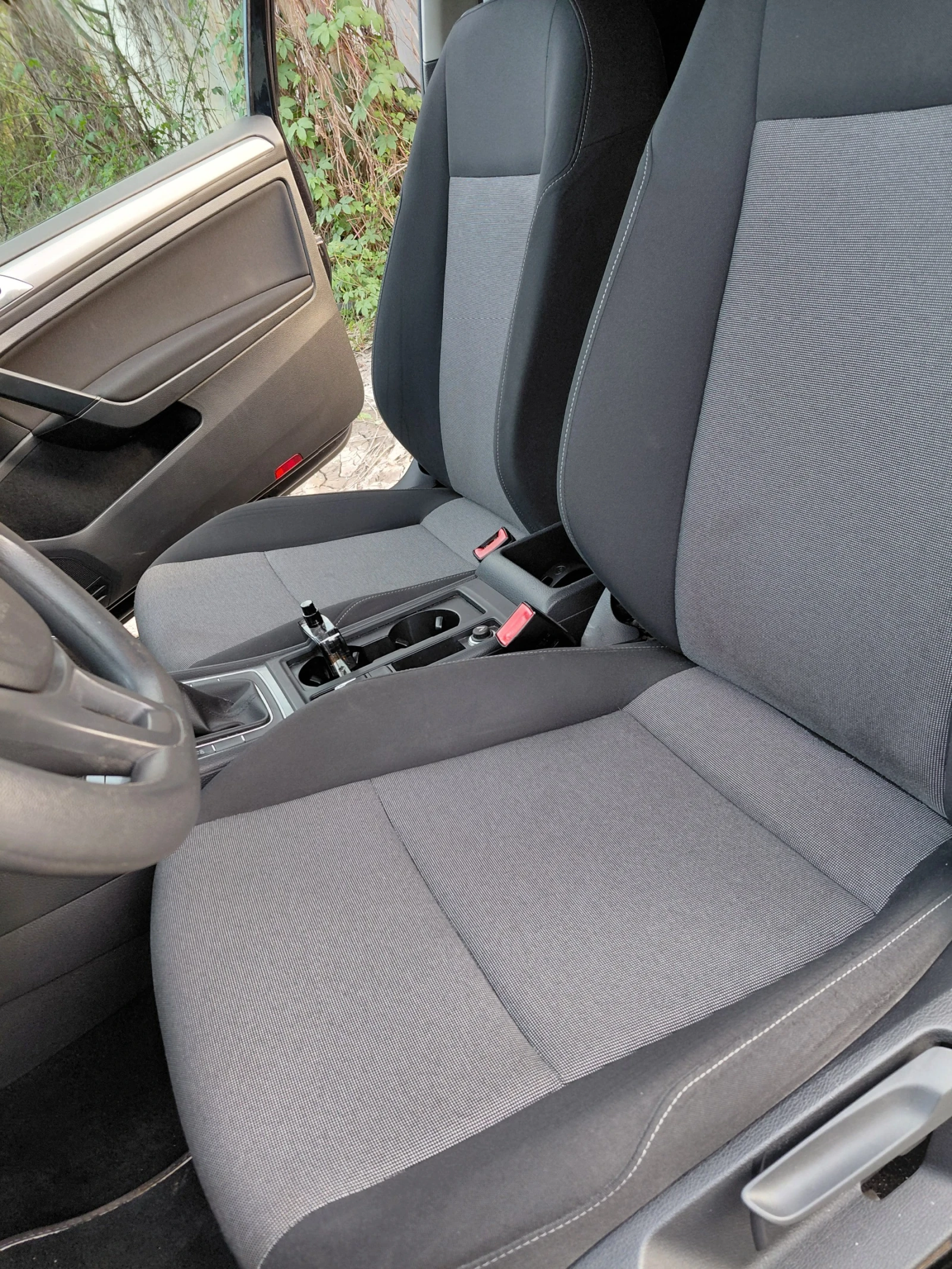 VW Golf 1.6tdi, снимка 8 - Автомобили и джипове - 54320058