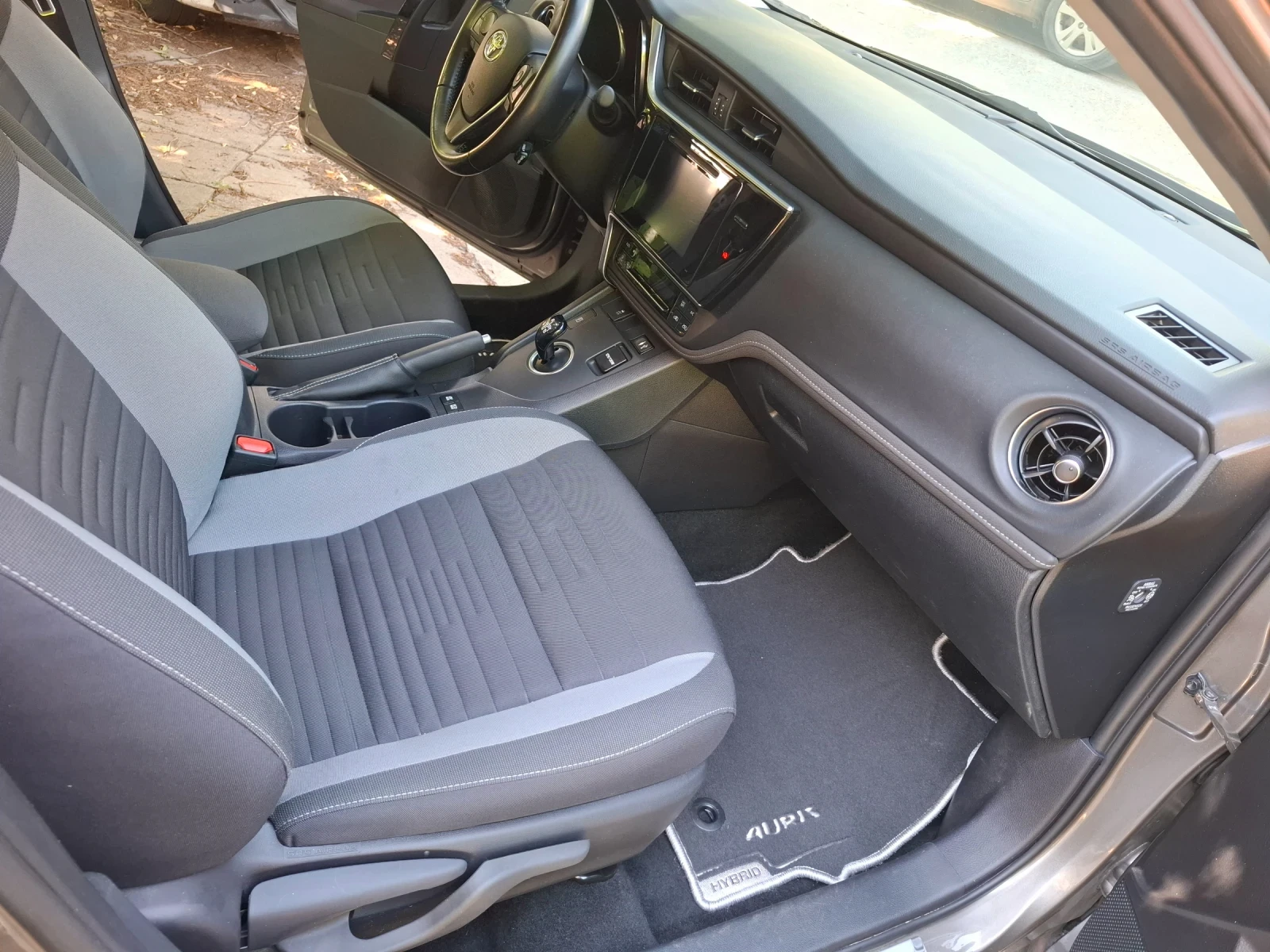 Toyota Auris Hybrid 2017г., снимка 11 - Автомобили и джипове - 55044501