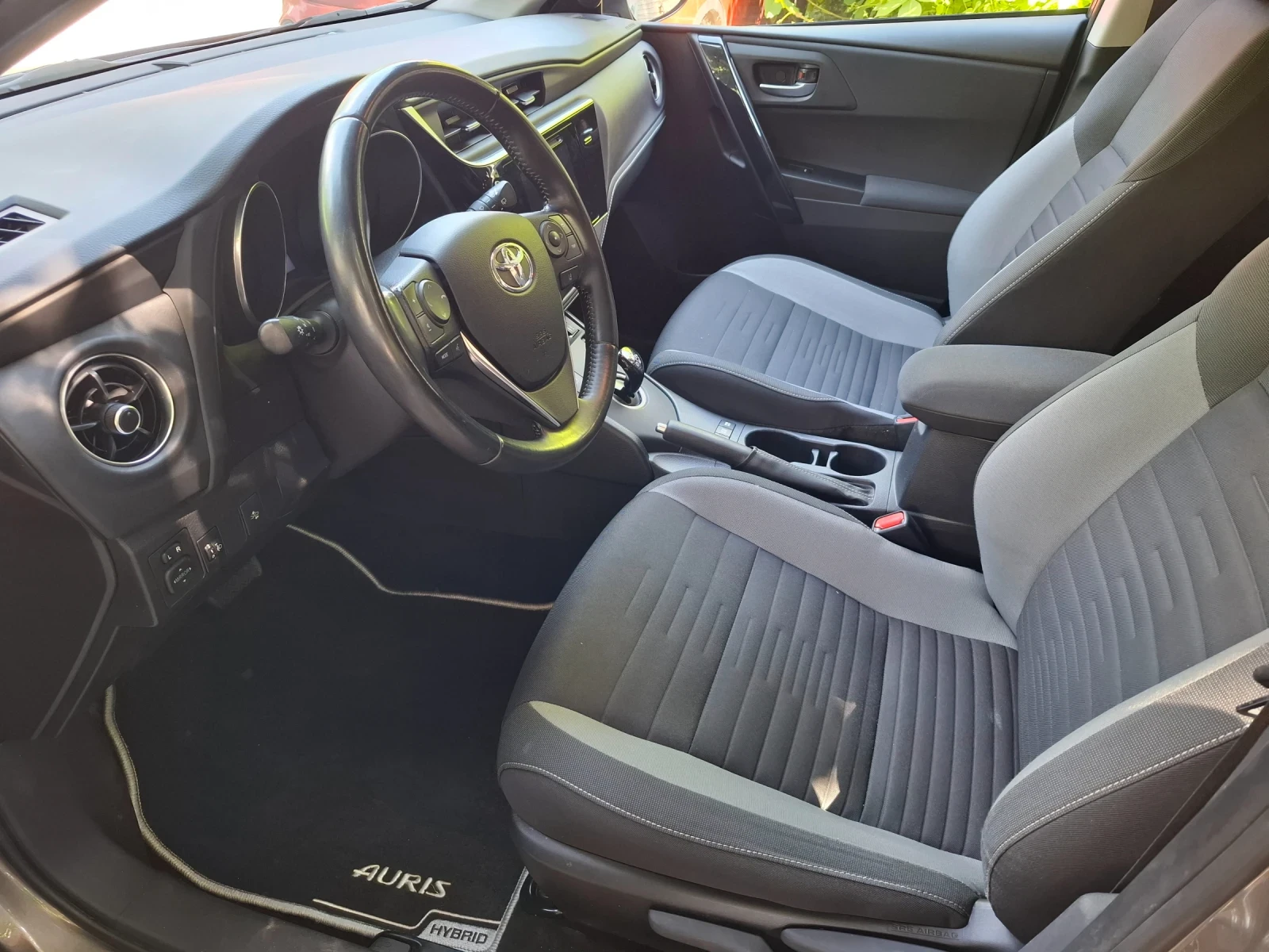 Toyota Auris Hybrid 2017г., снимка 8 - Автомобили и джипове - 55044501