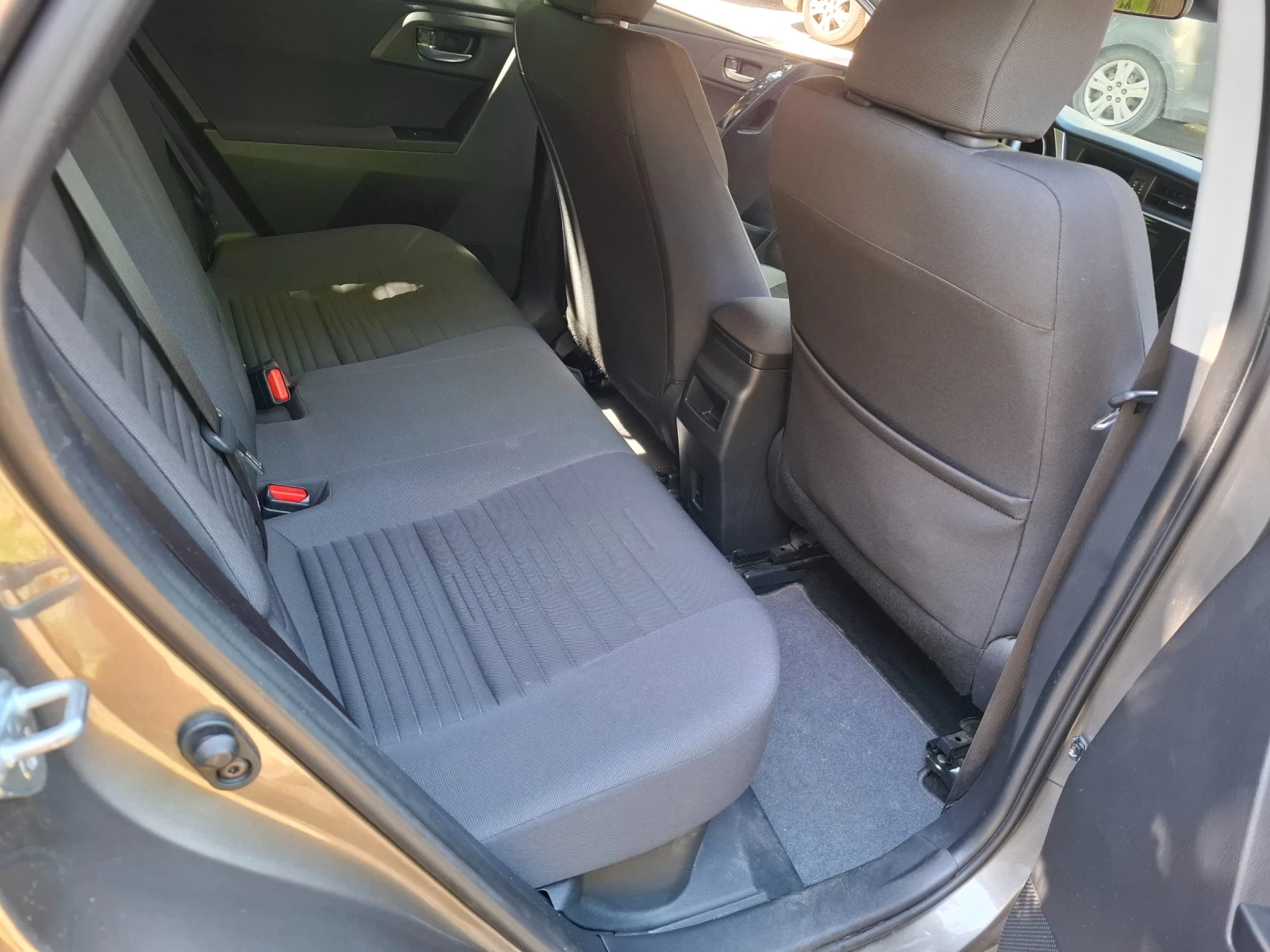 Toyota Auris Hybrid 2017г., снимка 10 - Автомобили и джипове - 55044501