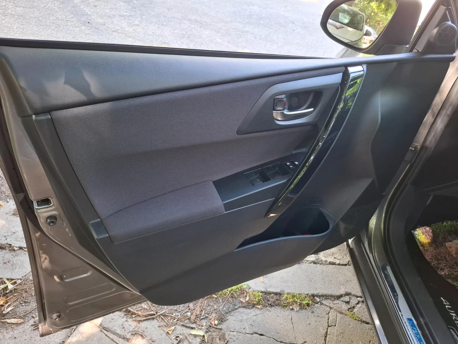 Toyota Auris Hybrid 2017г., снимка 12 - Автомобили и джипове - 55044501