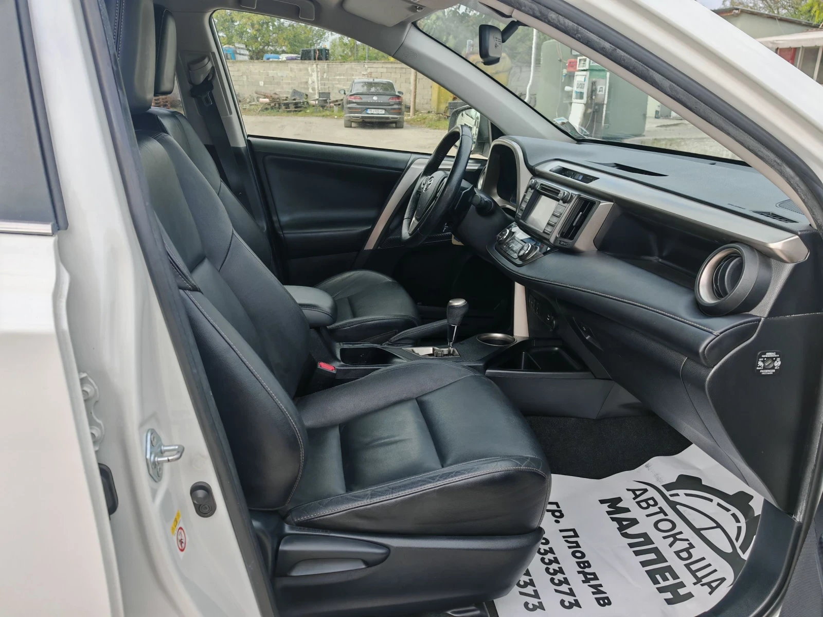 Toyota Rav4 2.2D-CAT, KEYLESS GO, АВТОМАТ, НАВИ, КАМЕРА, КОЖА, | Mobile.bg — изображение 12