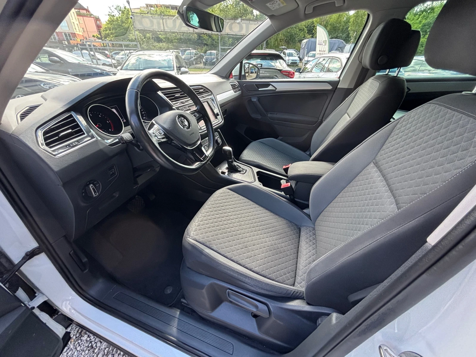 VW Tiguan 2.0TDI DSG, снимка 14 - Автомобили и джипове - 53359012