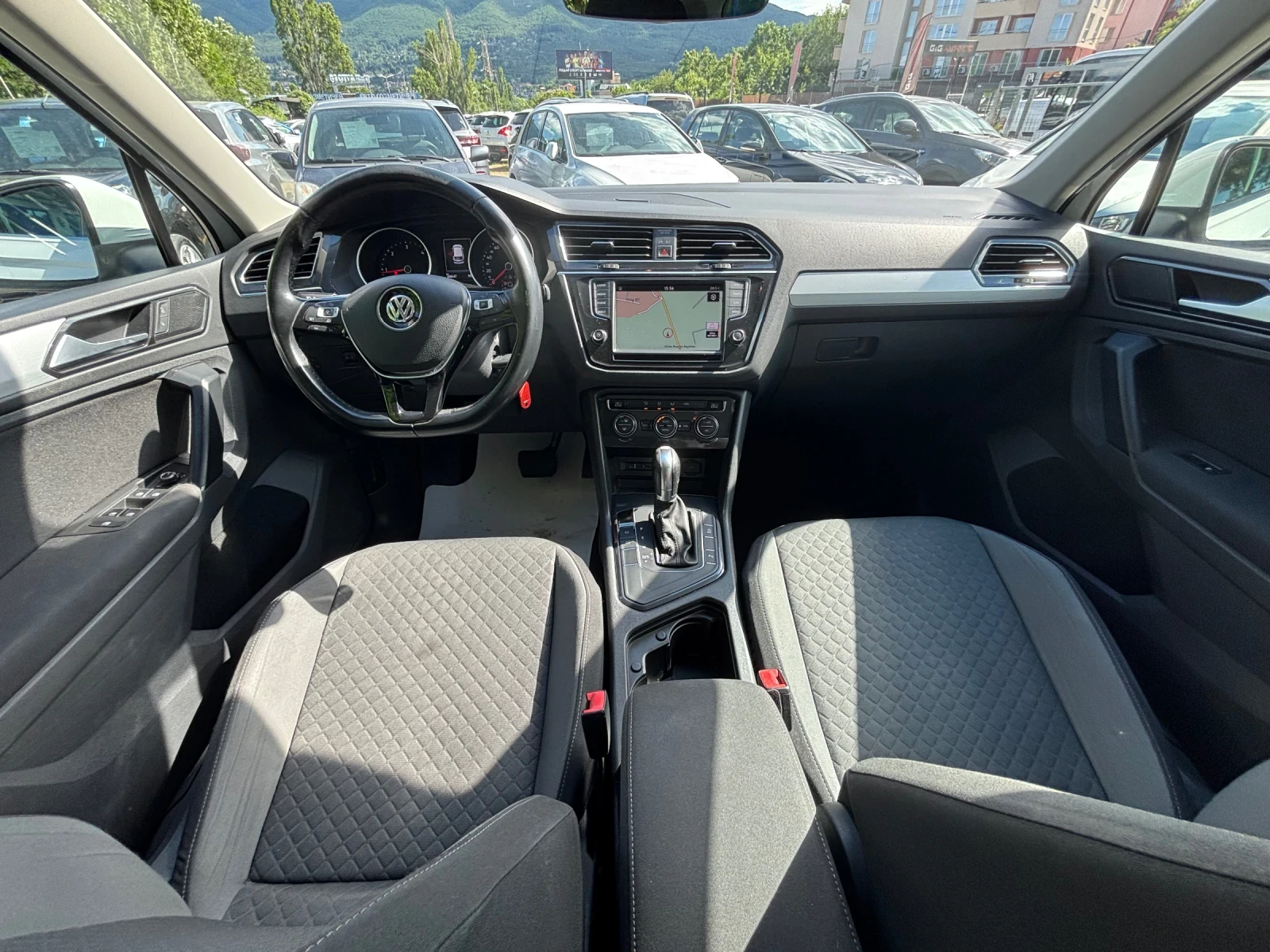 VW Tiguan 2.0TDI DSG, снимка 13 - Автомобили и джипове - 53359012