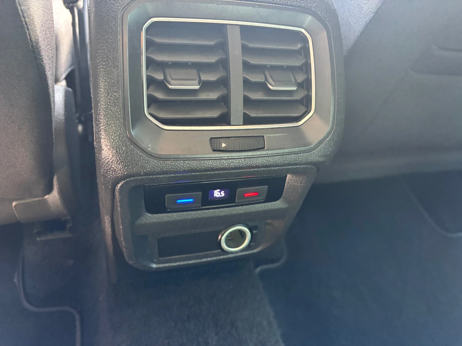 VW Tiguan 2.0TDI DSG, снимка 12 - Автомобили и джипове - 53359012