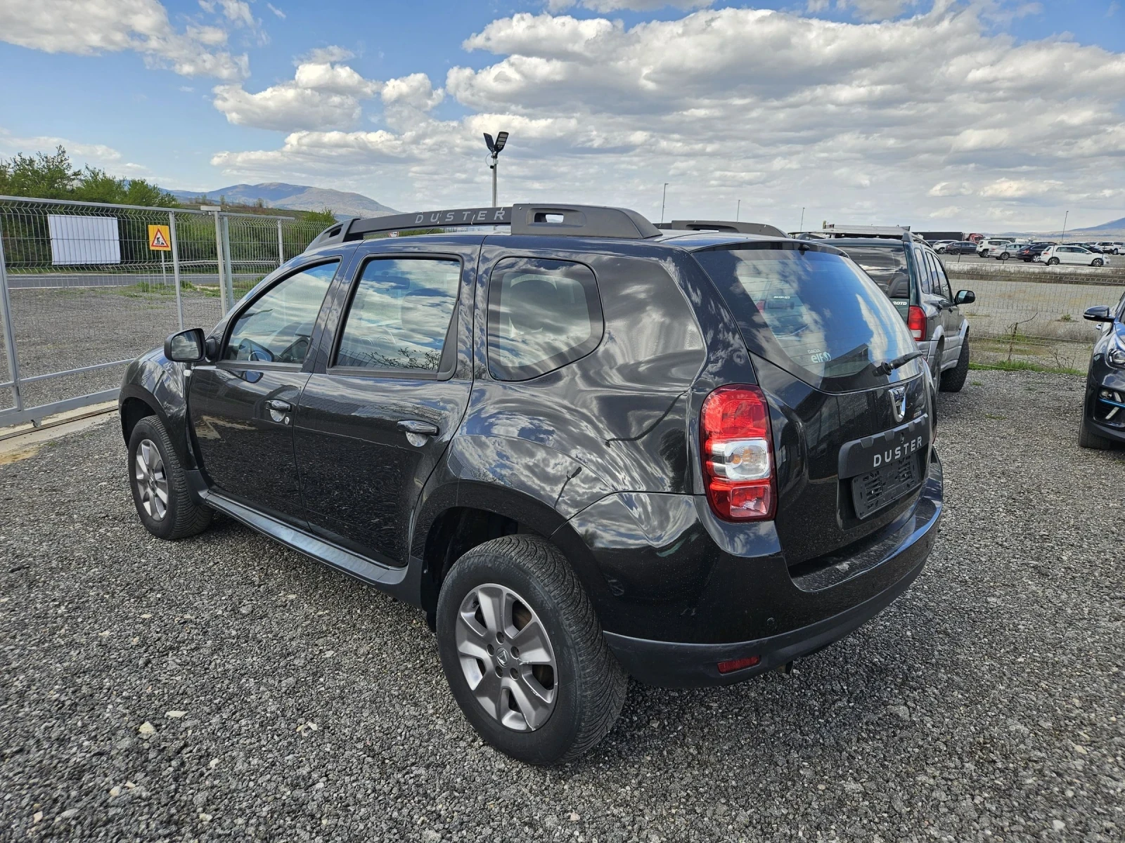 Dacia Duster 1.5 dci Navi Euro6, снимка 3 - Автомобили и джипове - 54148538