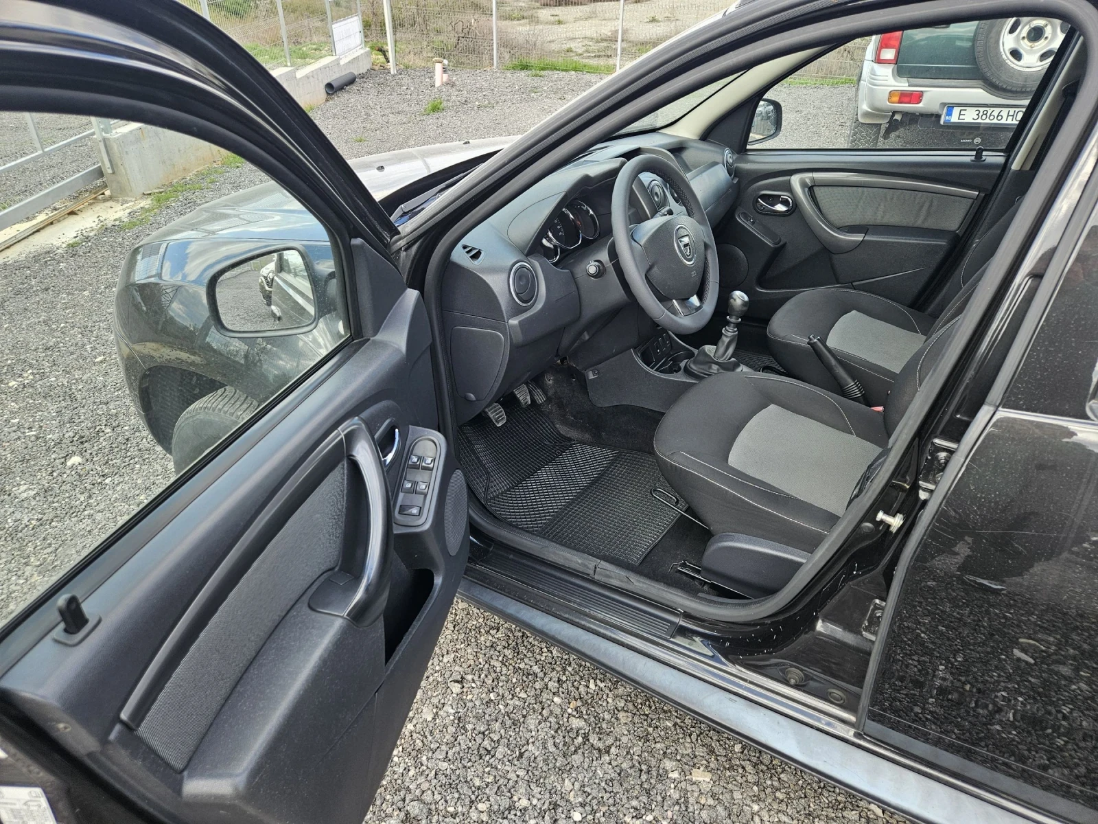 Dacia Duster 1.5 dci Navi Euro6, снимка 10 - Автомобили и джипове - 54148538