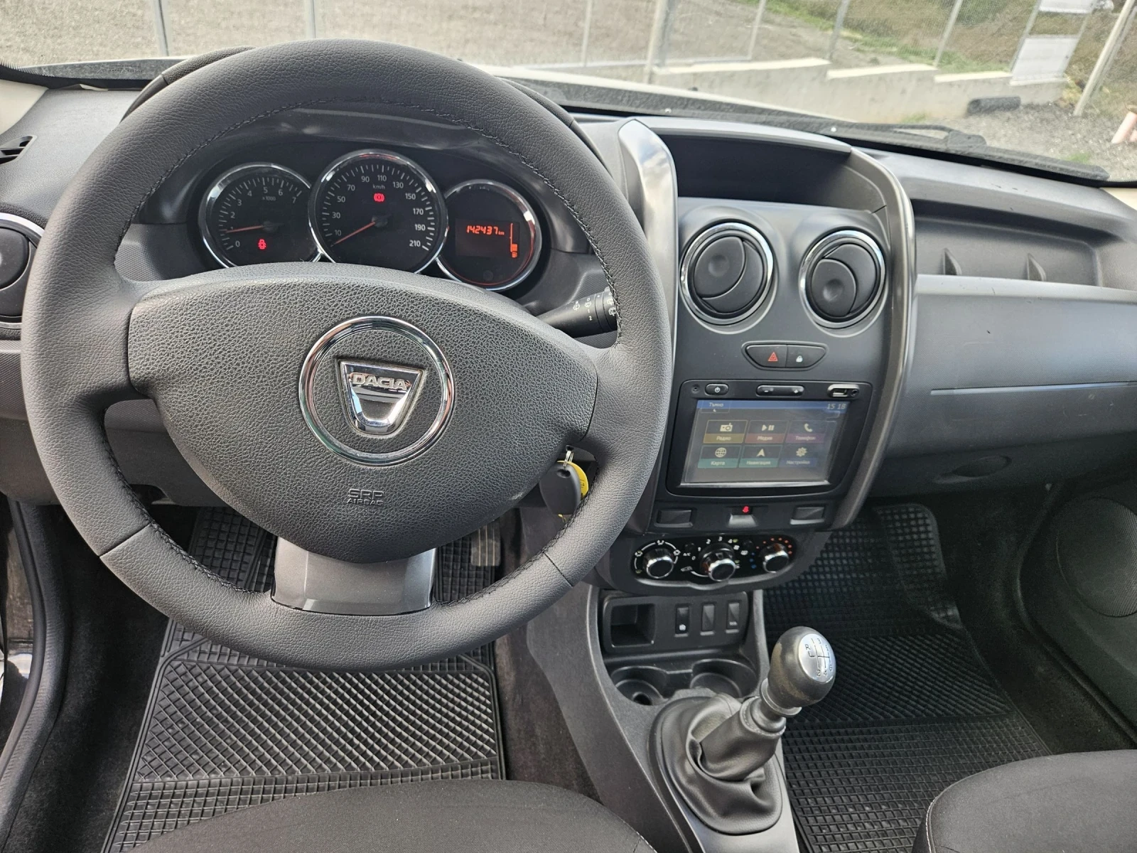 Dacia Duster 1.5 dci Navi Euro6, снимка 13 - Автомобили и джипове - 54148538
