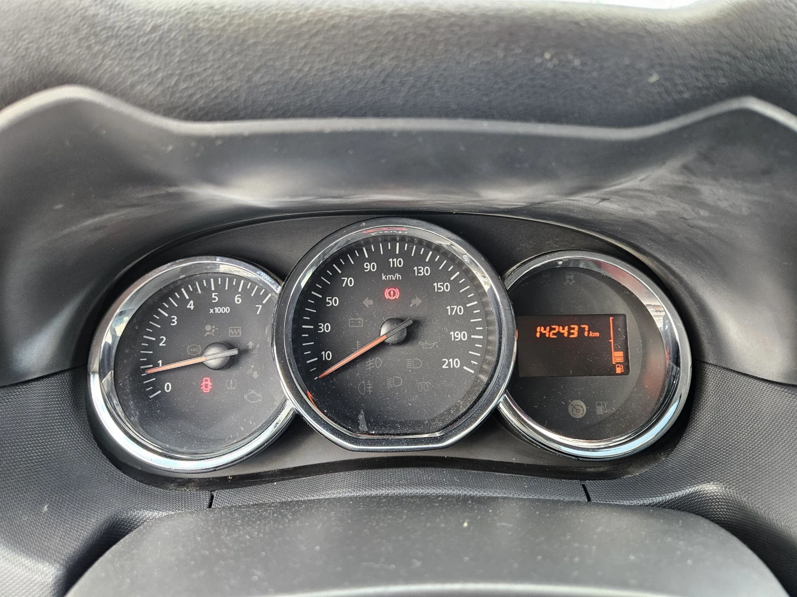 Dacia Duster 1.5 dci Navi Euro6, снимка 14 - Автомобили и джипове - 54148538