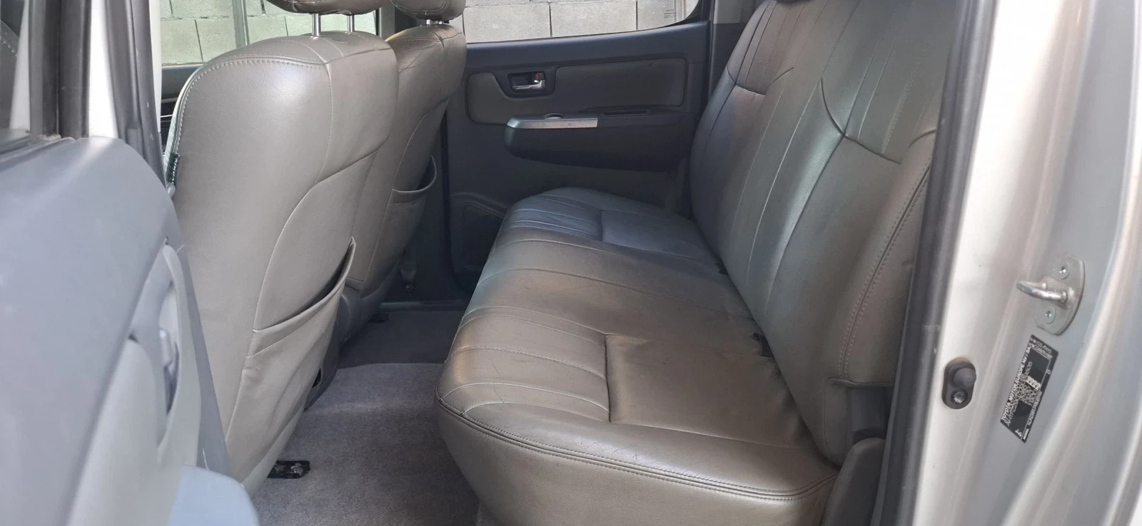 Toyota Hilux Invincible, снимка 10 - Автомобили и джипове - 54993698