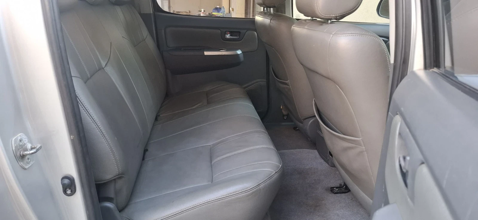 Toyota Hilux Invincible, снимка 9 - Автомобили и джипове - 54993698