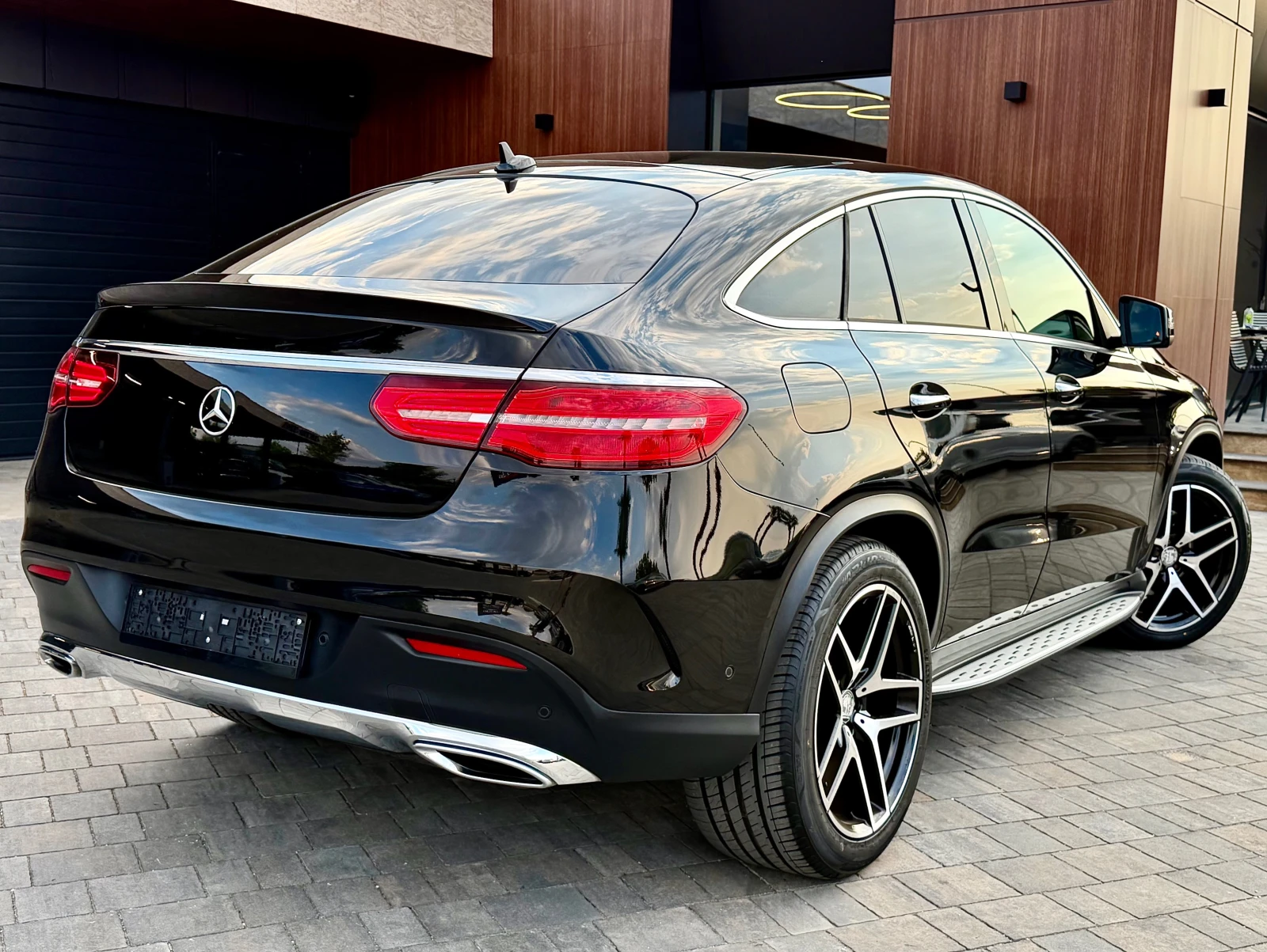 Mercedes-Benz GLE 350 AMG * SoftClose* OBDUH* DIS* Cam360* harman* KeyLe, снимка 2 - Автомобили и джипове - 55579893