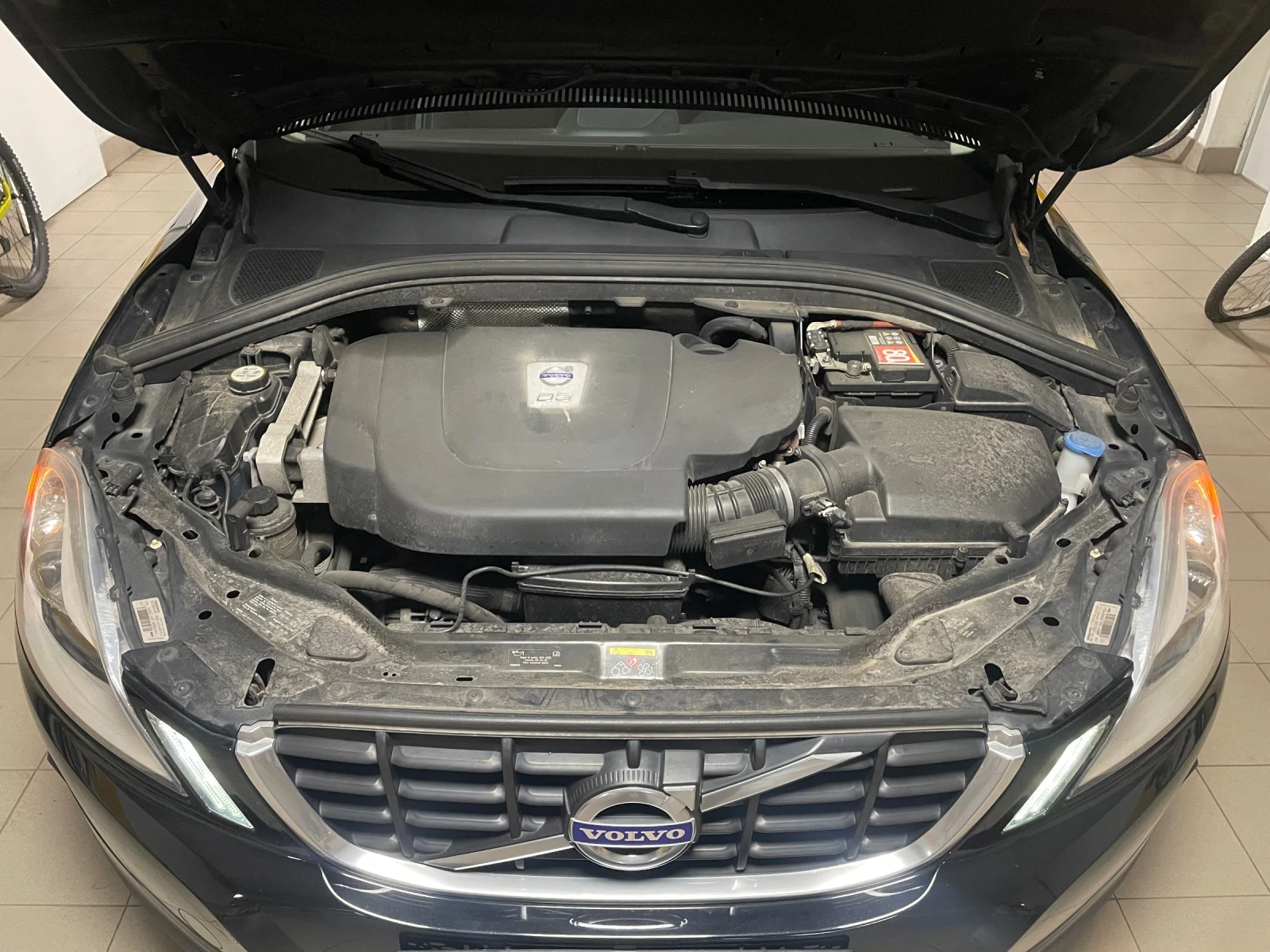 Volvo XC60 2.4d Автоматик 4x4 Кожа 205кс Сервизна Книжка!!!, снимка 3 - Автомобили и джипове - 56104565