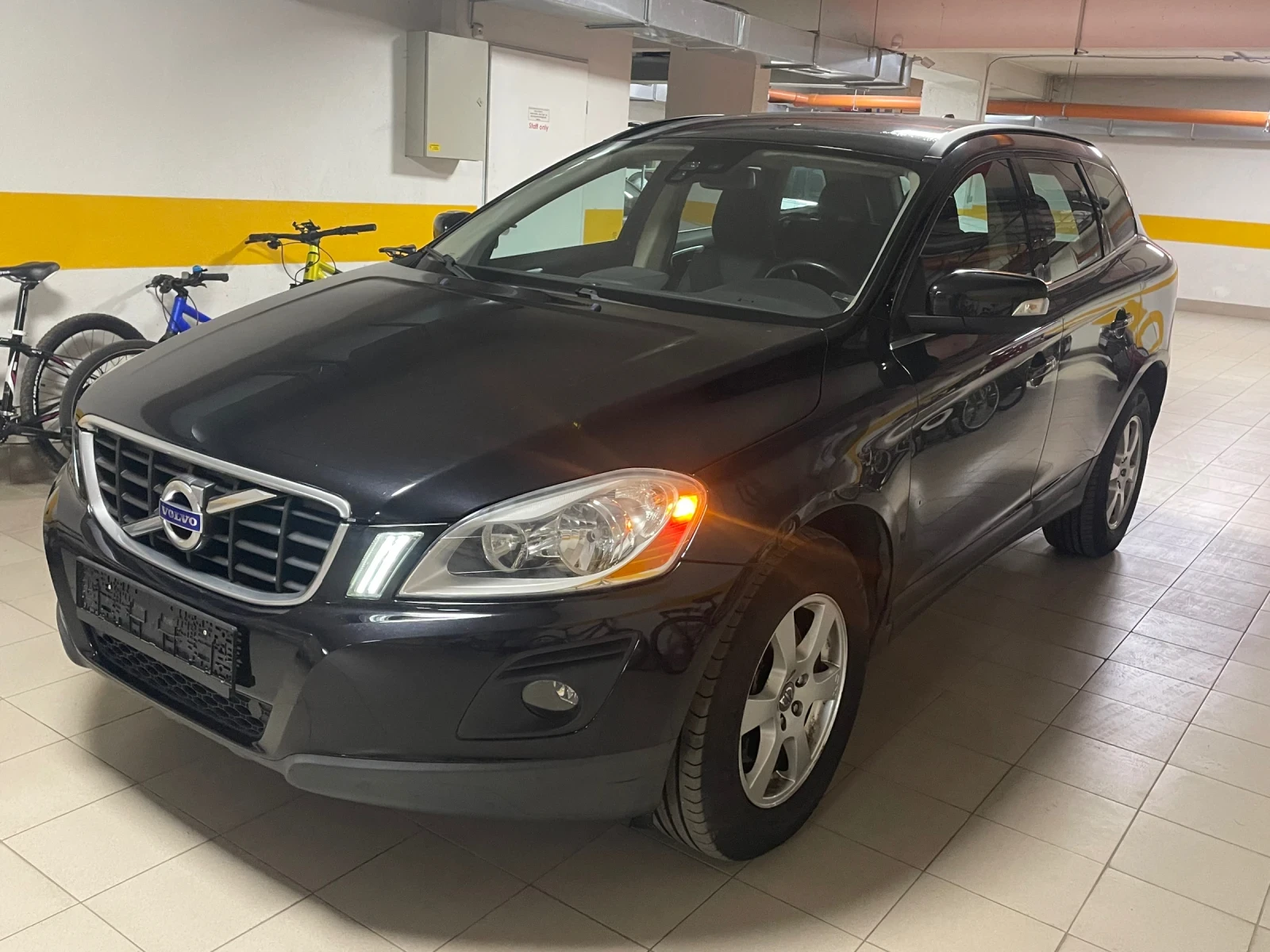 Volvo XC60 2.4d Автоматик 4x4 Кожа 205кс Сервизна Книжка!!!