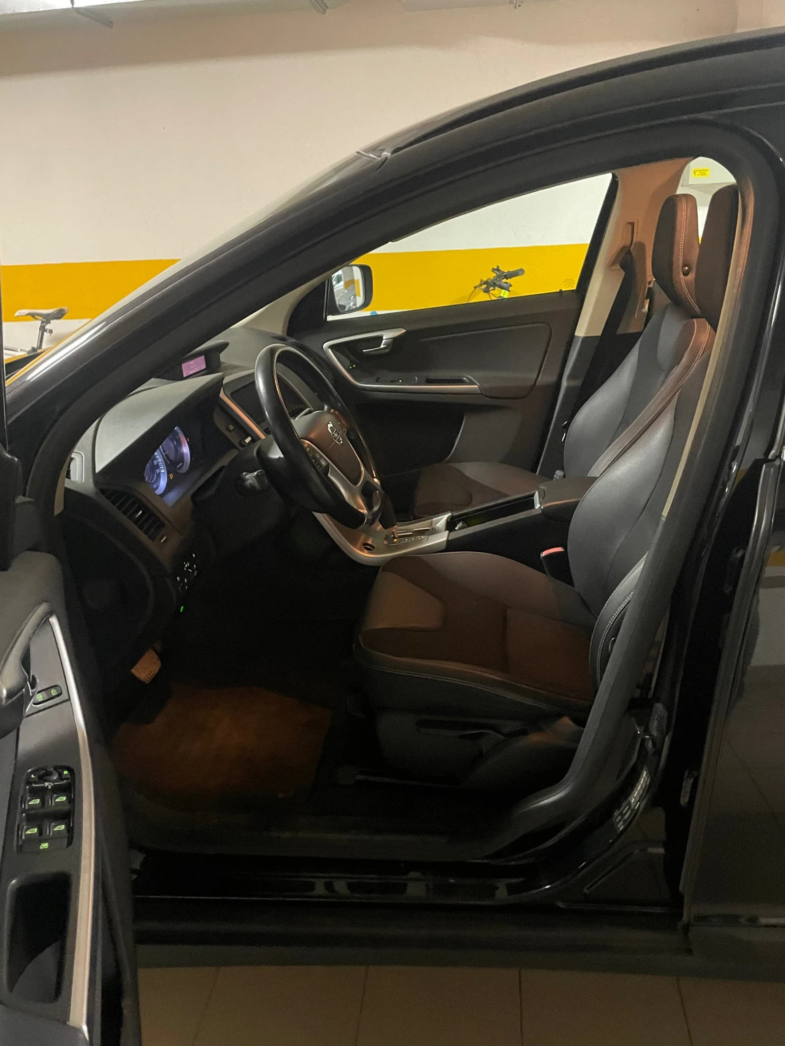 Volvo XC60 2.4d Автоматик 4x4 Кожа 205кс Сервизна Книжка!!!, снимка 7 - Автомобили и джипове - 56104565