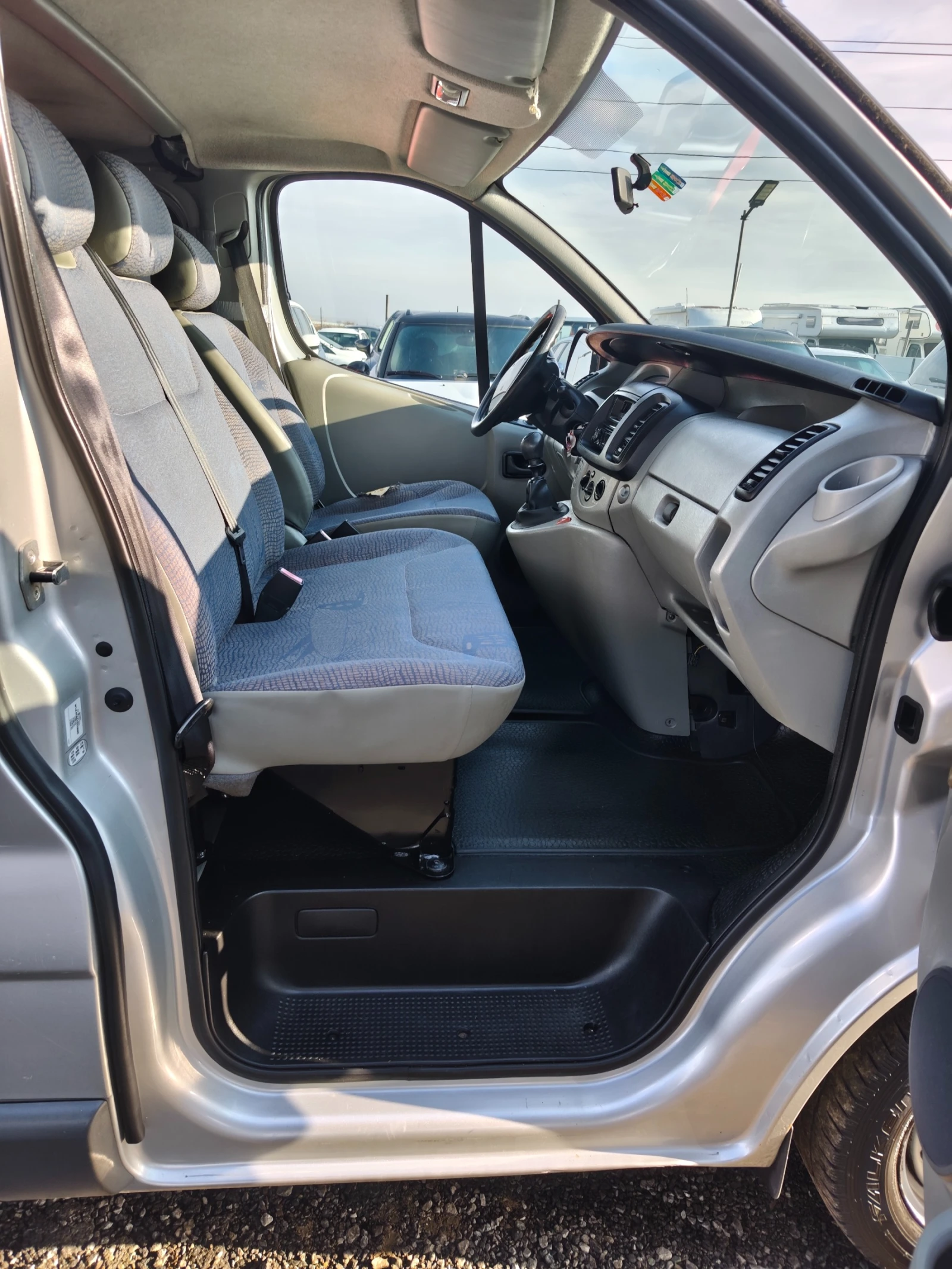 Renault Trafic 1.9dci 100 9 места, снимка 11 - Бусове и автобуси - 56731744