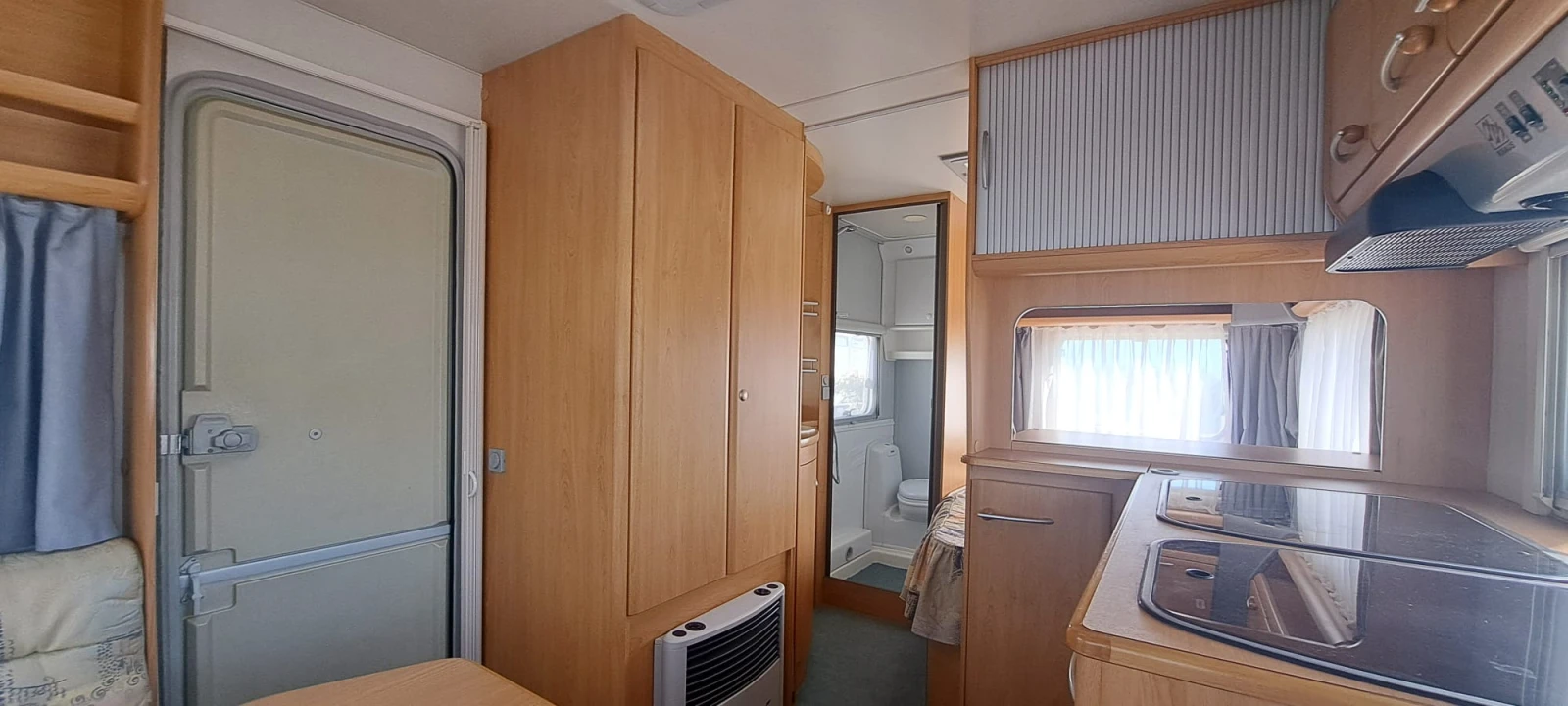 Каравана Knaus 460, снимка 10 - Каравани и кемпери - 55695726