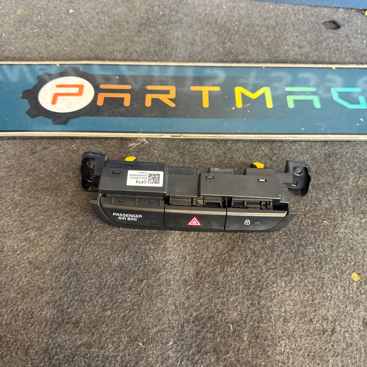 Централен панел с бутон за аварийни за Kia Pro Ceed 3 93600-J7900-396