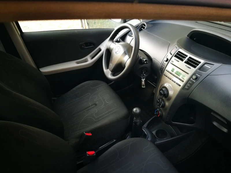 Toyota Yaris 1.0, снимка 10 - Автомобили и джипове - 47763849