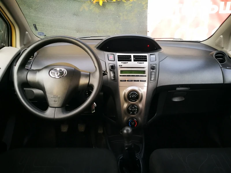 Toyota Yaris 1.0, снимка 13 - Автомобили и джипове - 47763849