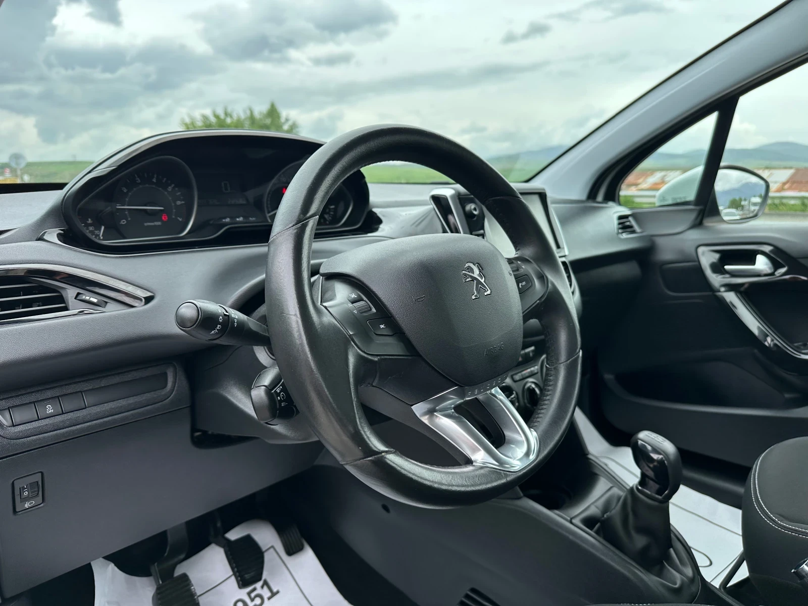 Peugeot 208 1.2i-EURO-6B-99.000km-NEW-TOP-FULL-LED - изображение 8