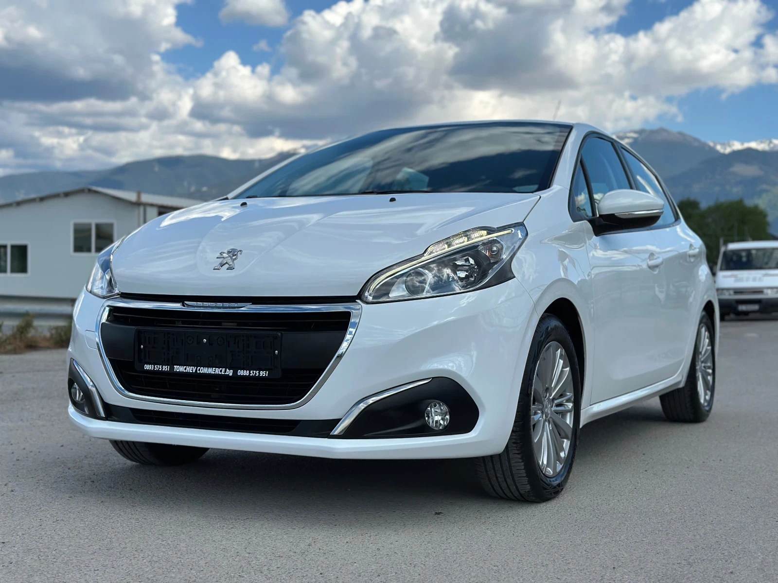 Peugeot 208 1.2i-EURO-6B-99.000km-NEW-TOP-FULL-LED - изображение 3