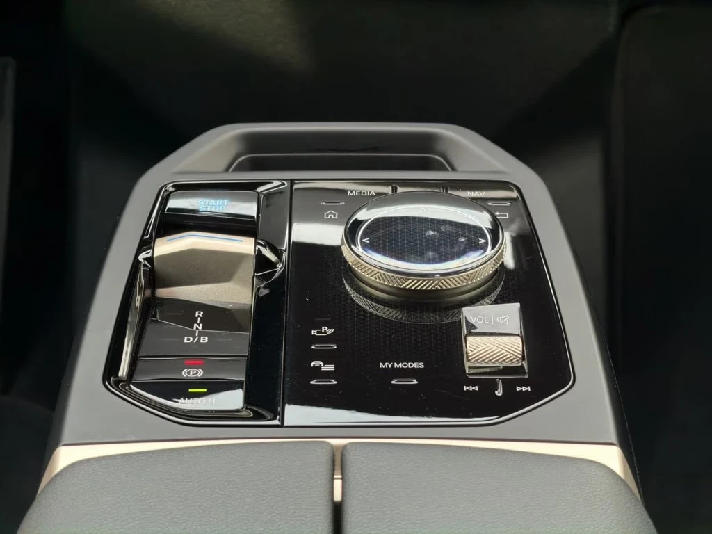 BMW iX 40 xDrive M Sport  Laser H/K HUD Soft  Keyless 360, снимка 12 - Автомобили и джипове - 55715585