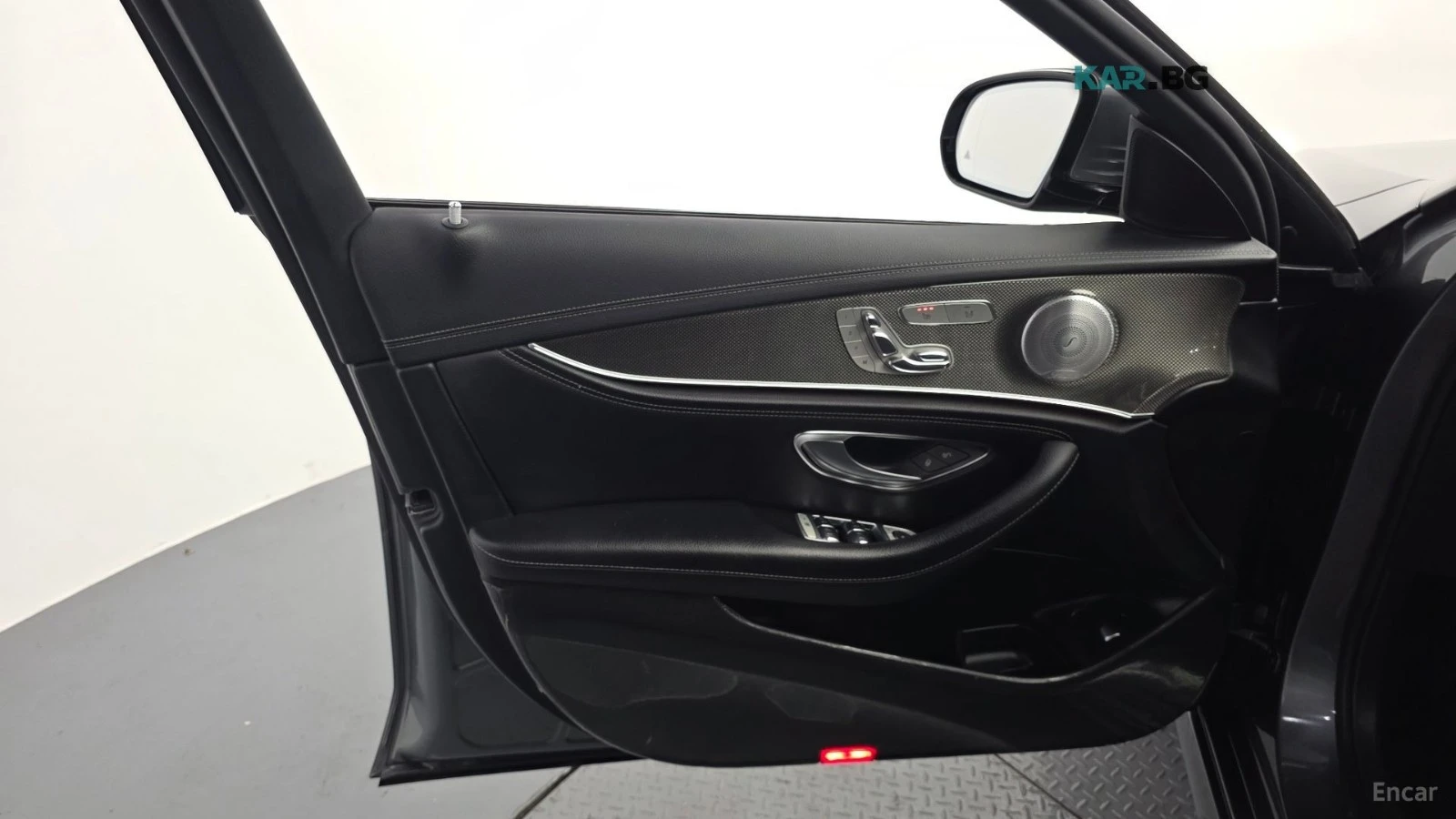 Mercedes-Benz E 350 4MATIC/AMG-LINE/DRIVE-ASSISTS/SUNROOF, снимка 14 - Автомобили и джипове - 55842017