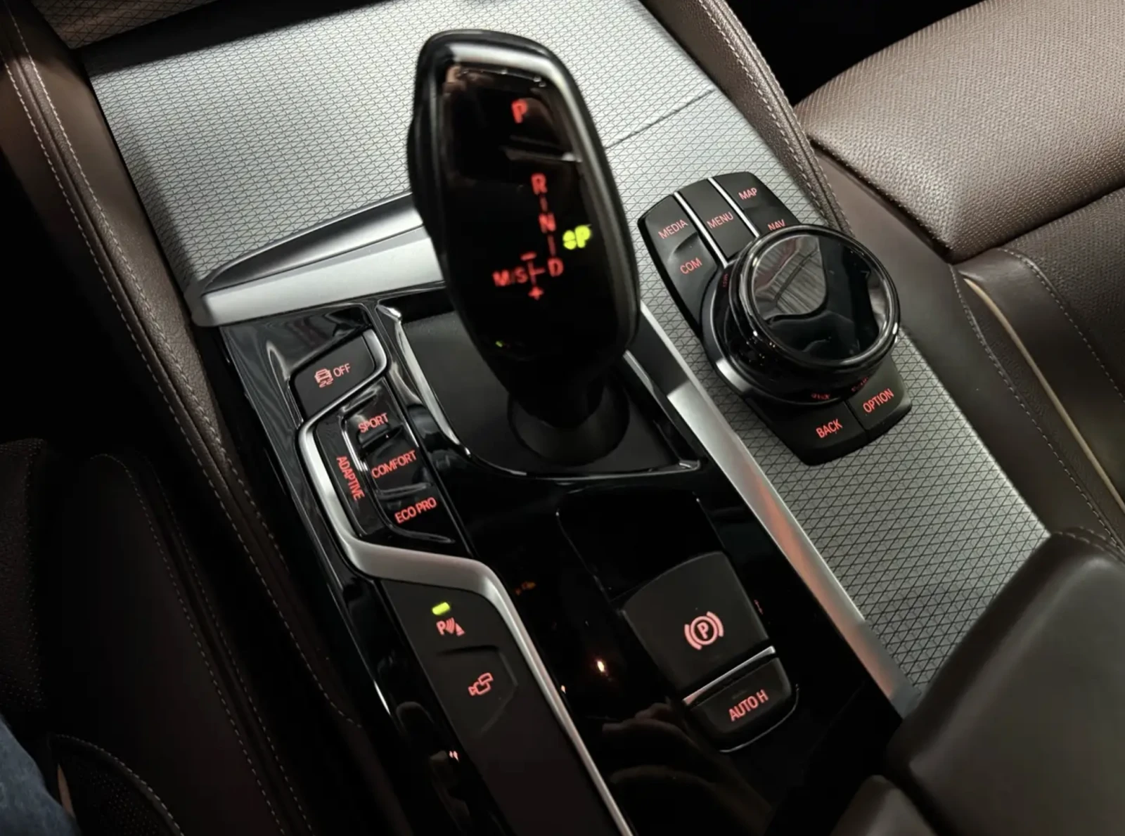 BMW 540 M SPORT / INDIVIDUAL /  H&K / ОБДУХ / HEAD UP , снимка 17 - Автомобили и джипове - 56009512