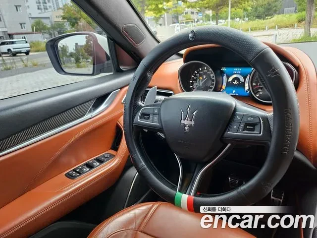 Maserati Levante ДИЗЕЛ | 2 КЛЮЧА | ПАНОРАМА, снимка 8 - Автомобили и джипове - 55558476