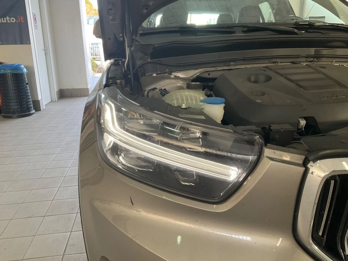 Volvo XC40 Inscription Гаранция 9м//4x4/Panorama/Keyless/Кожа - изображение 9