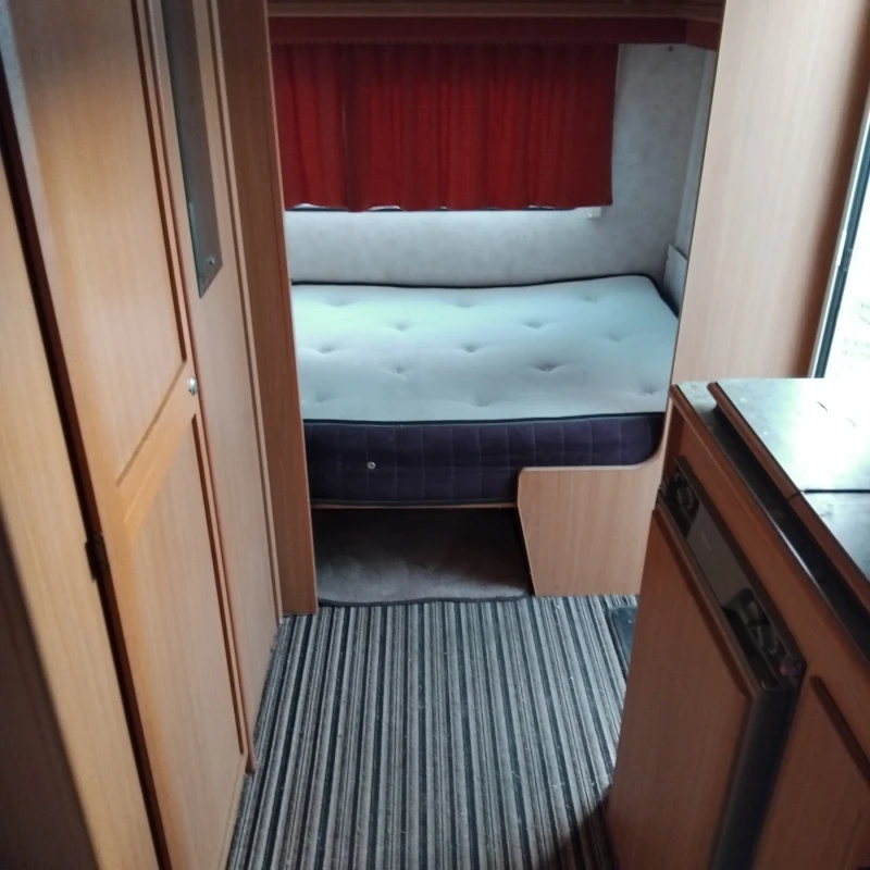 Каравана Eldis Broadway, снимка 5 - Каравани и кемпери - 52503606