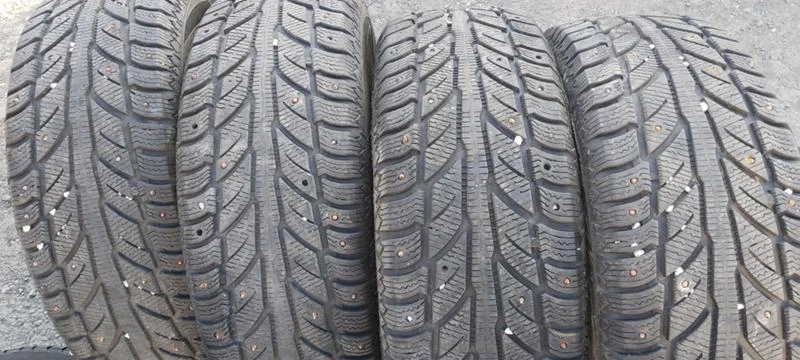 Гуми Зимни 215/65R16, снимка 1 - Гуми и джанти - 30923470