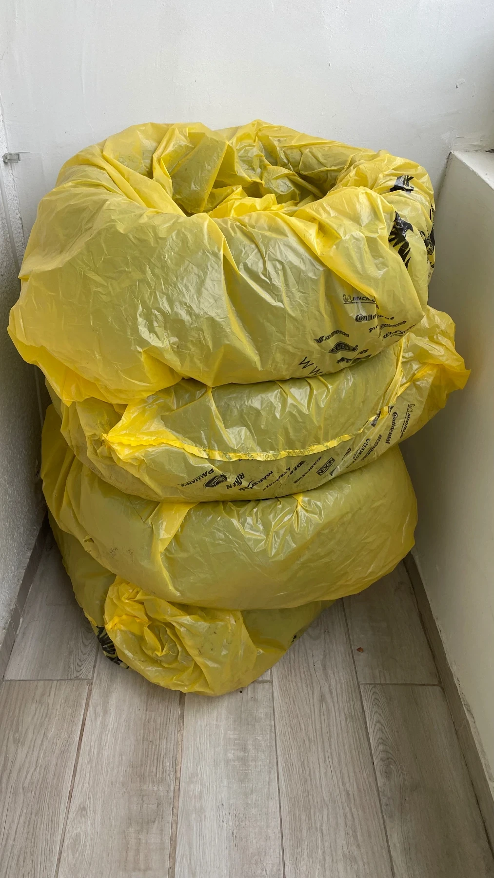 Гуми Зимни 225/45R17, снимка 3 - Гуми и джанти - 54362571