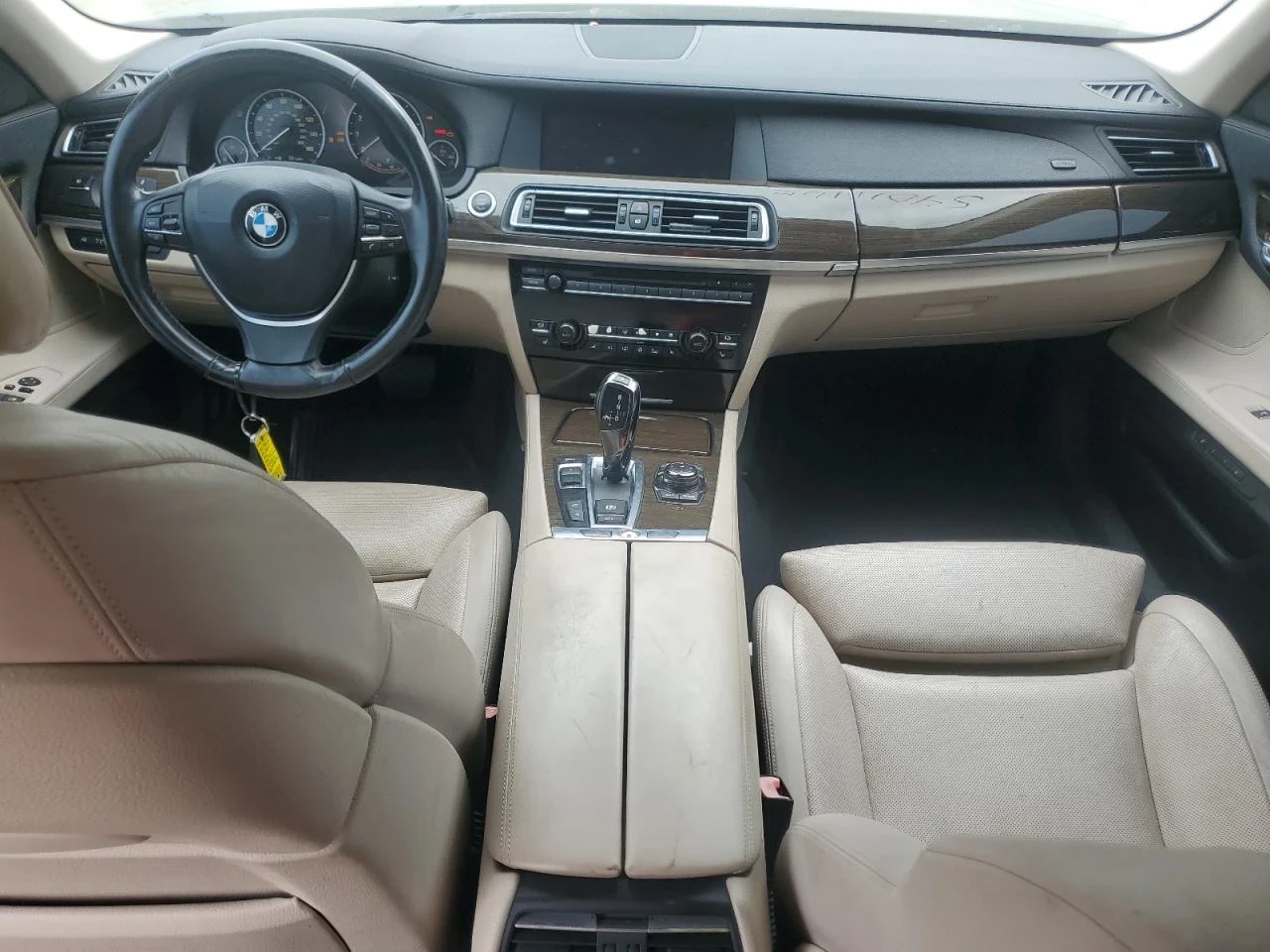 BMW 750  - изображение 8