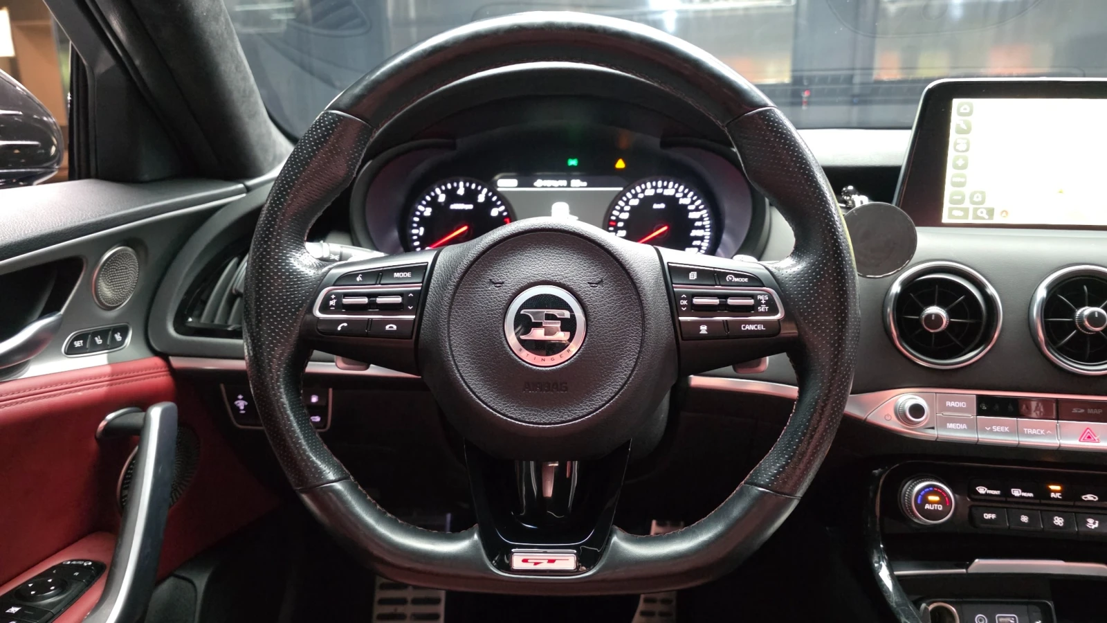 Kia Stinger 3.3L twin-turbo V6 GT AWD, снимка 11 - Автомобили и джипове - 54972306
