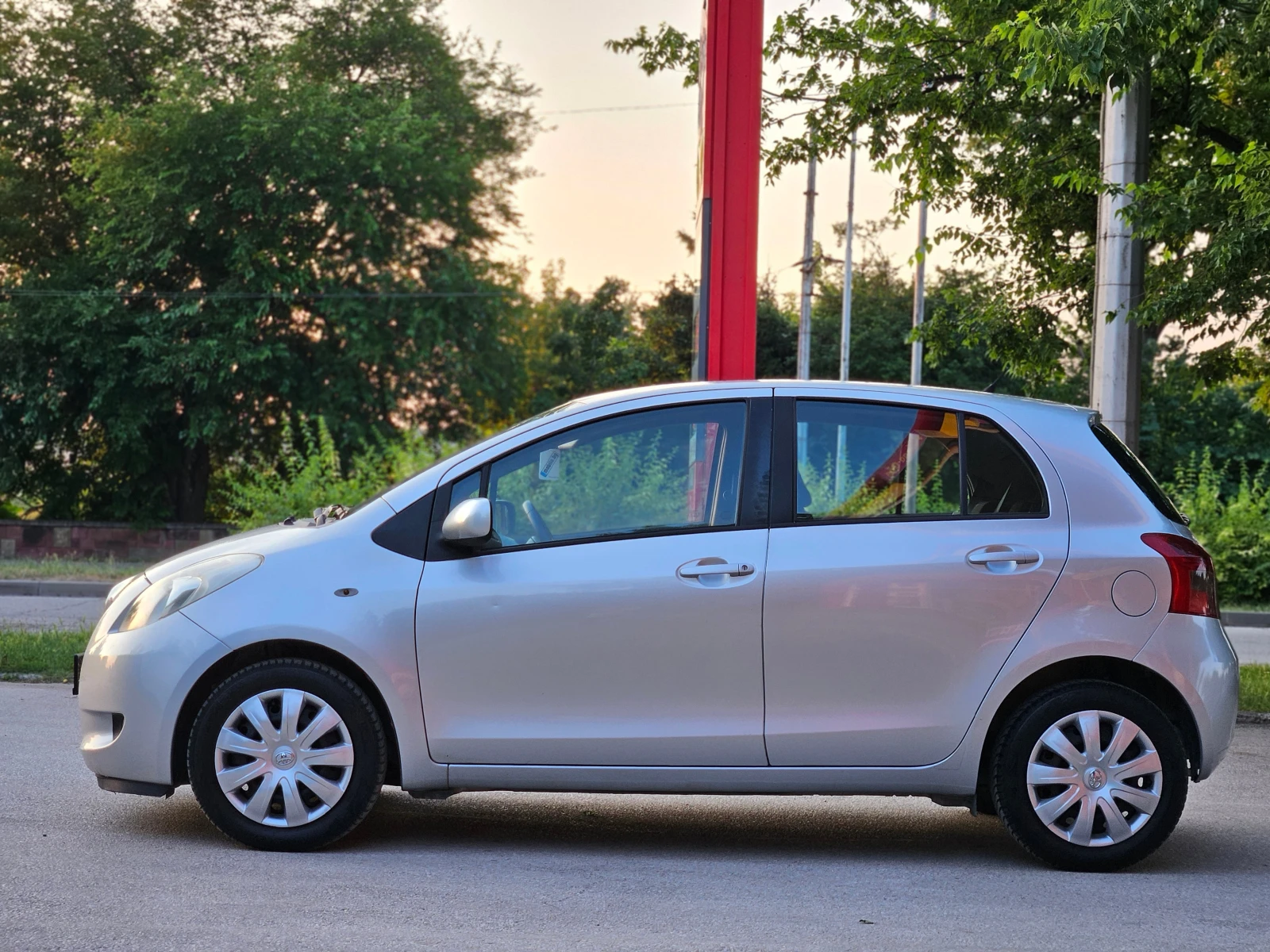 Toyota Yaris 1.3, 87к.с., Италия!, снимка 8 - Автомобили и джипове - 55065386