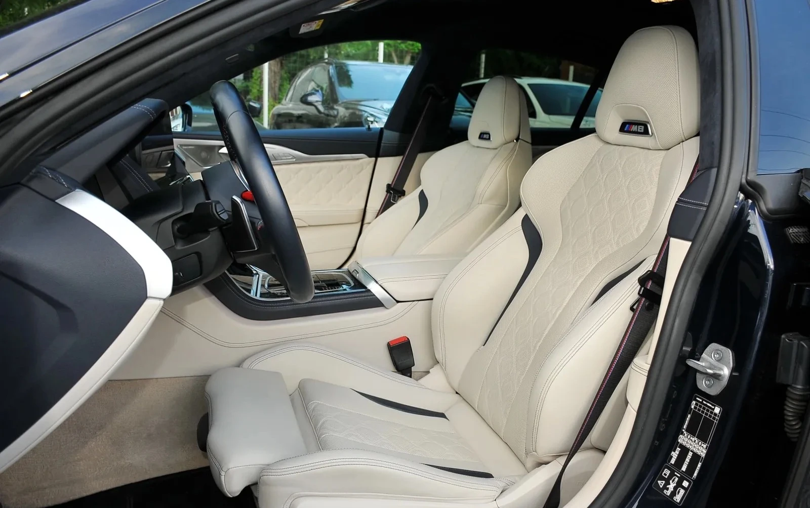 BMW M8 Competition xDrive Carbon, снимка 5 - Автомобили и джипове - 55140807